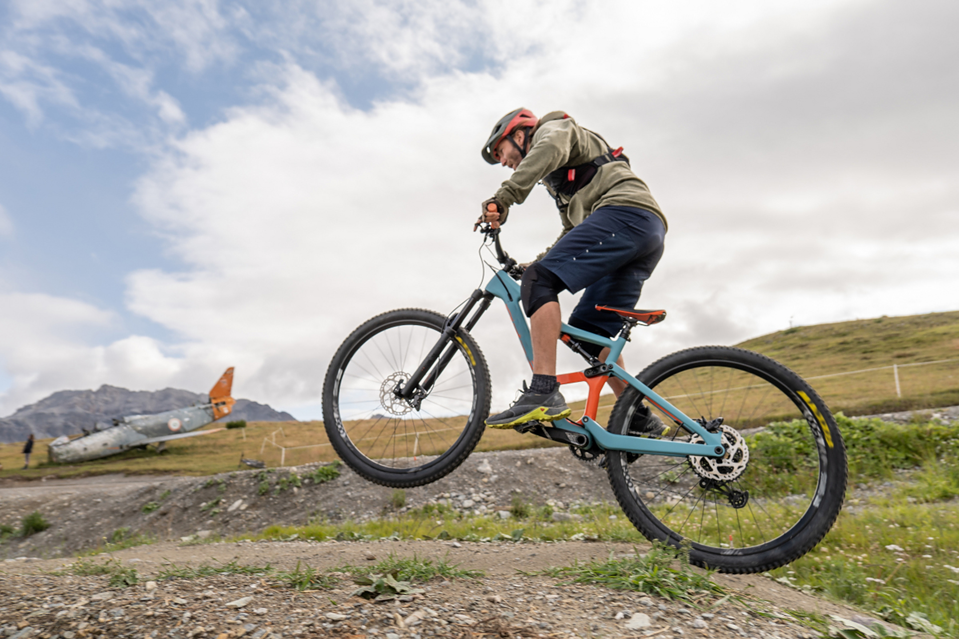 山地速降运动的英文名称为down hill,简称dh,速降运动可以说是山地车