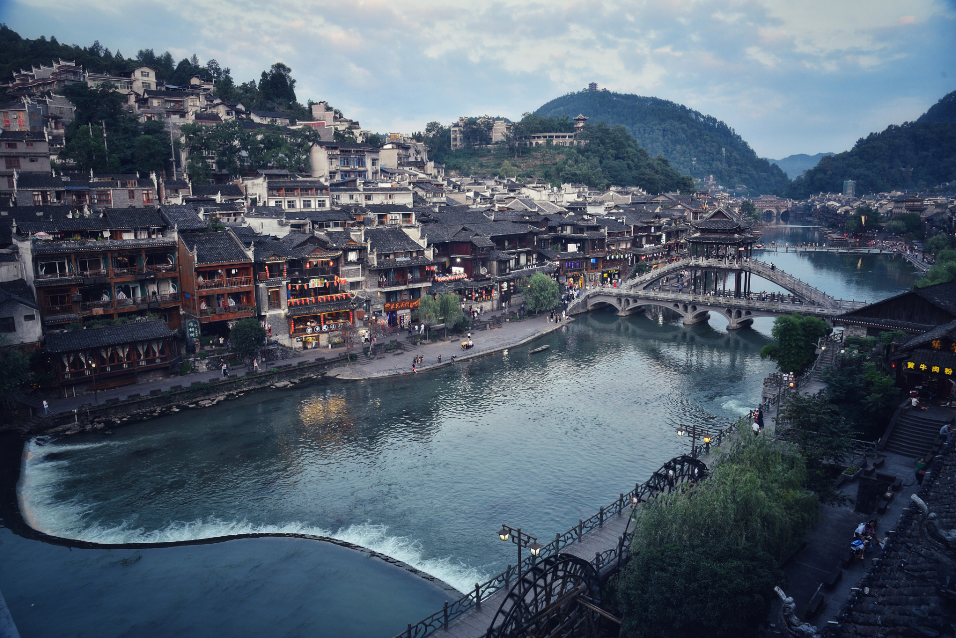 这可是个藏在重庆黔江区濯水镇的大宝贝,是国家5a级旅游景区哦!