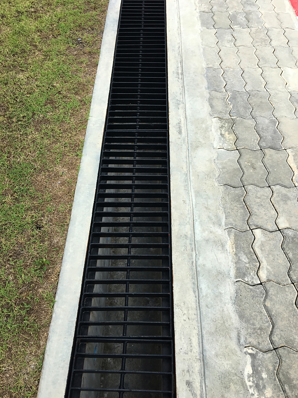 一般来说,公路上使用铸铁地沟盖板,绿化带使用复合地