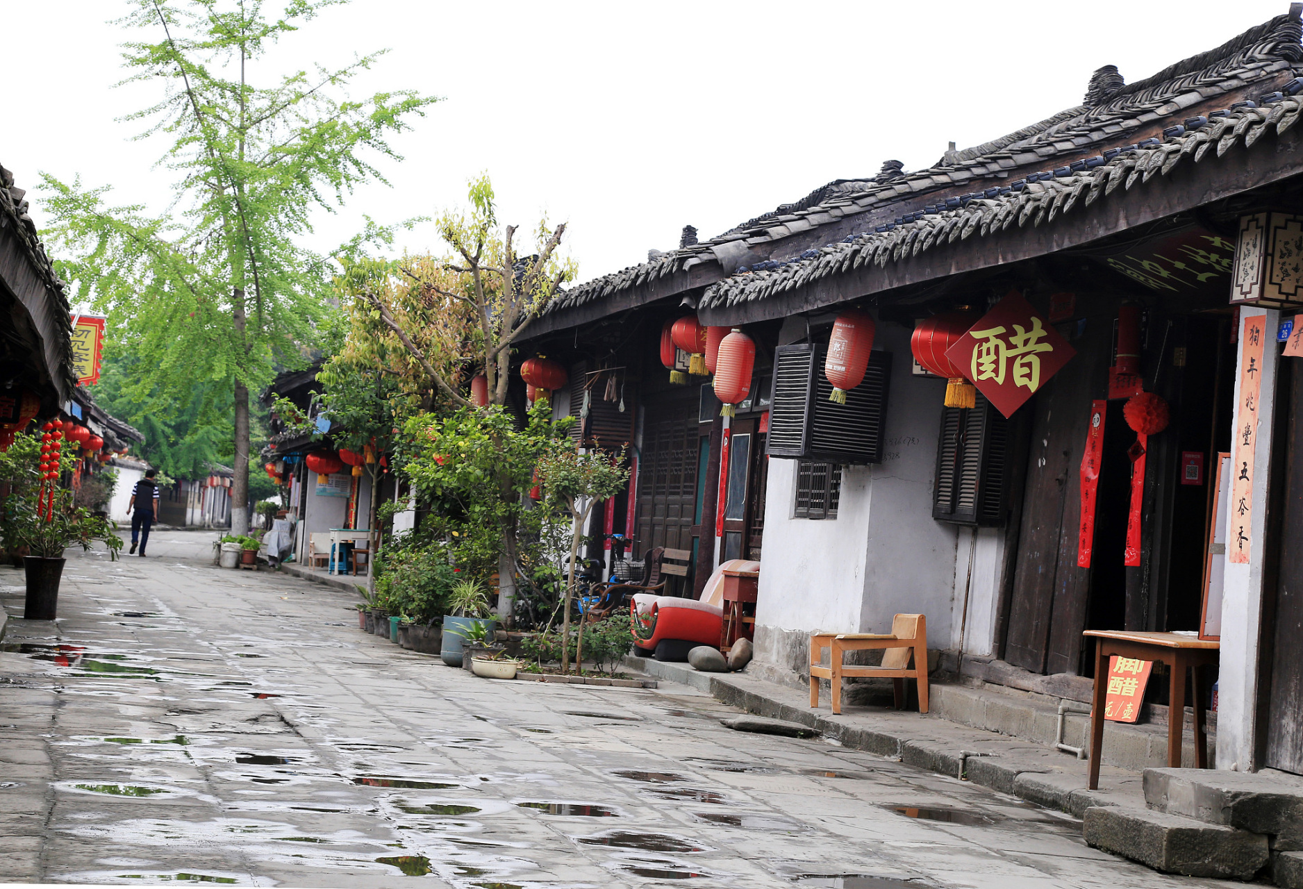 怀远古镇位于四川省崇州市,拥有1600多年的历史,其独特的建筑风格和