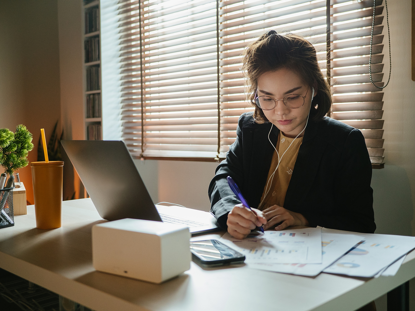 河南郑州,一位女会计无意中发现公司账目上缺少了超过190万的资金