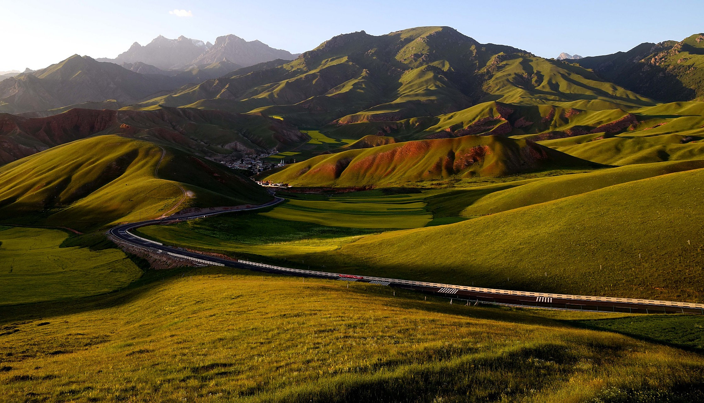 卓尔山景区位于青海省祁连县八宝镇,与神秘的阿咪东索隔河相望.