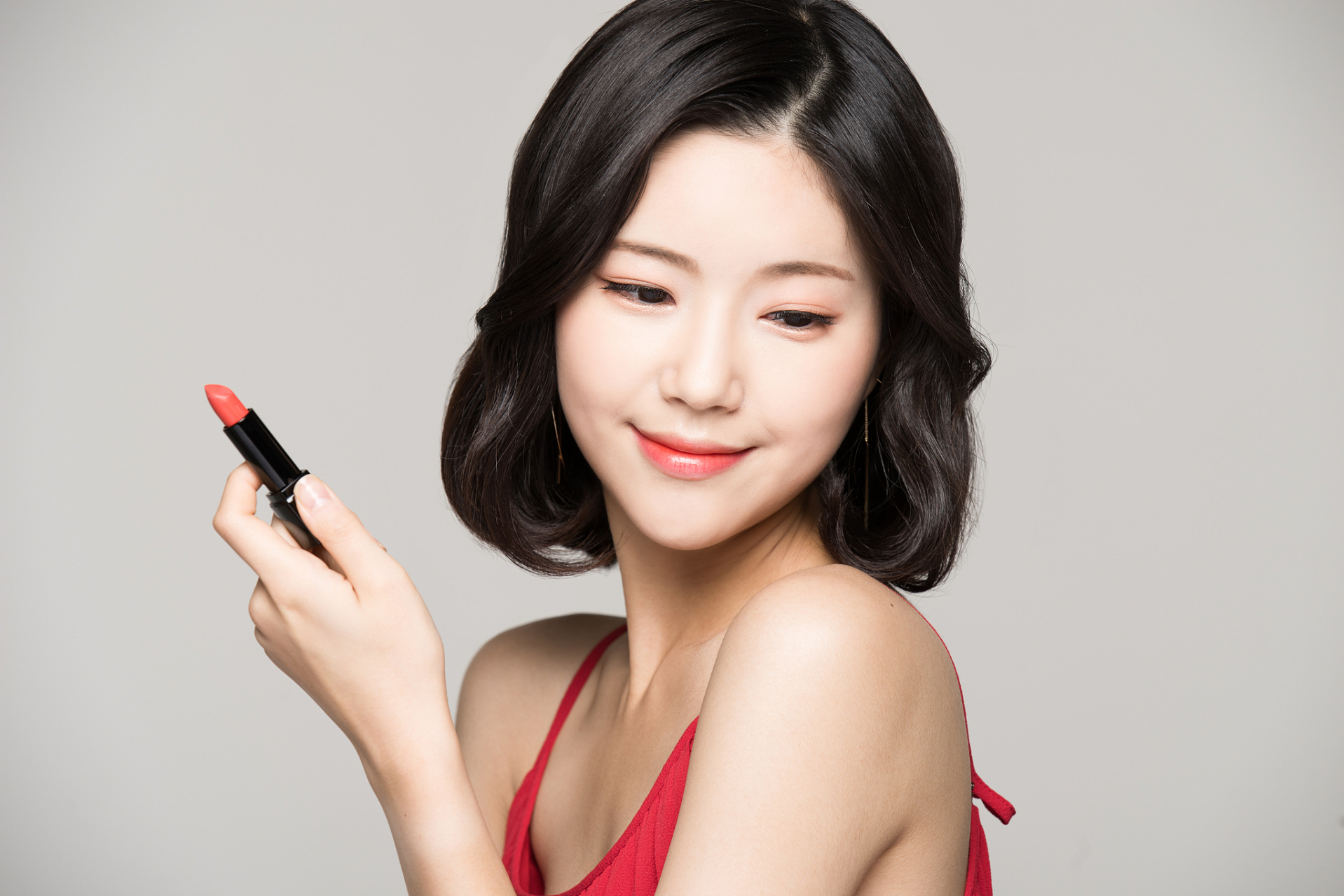 简约而不简单是本季的美妆主旋律,从底妆到香氛,用高级质感妆点外在