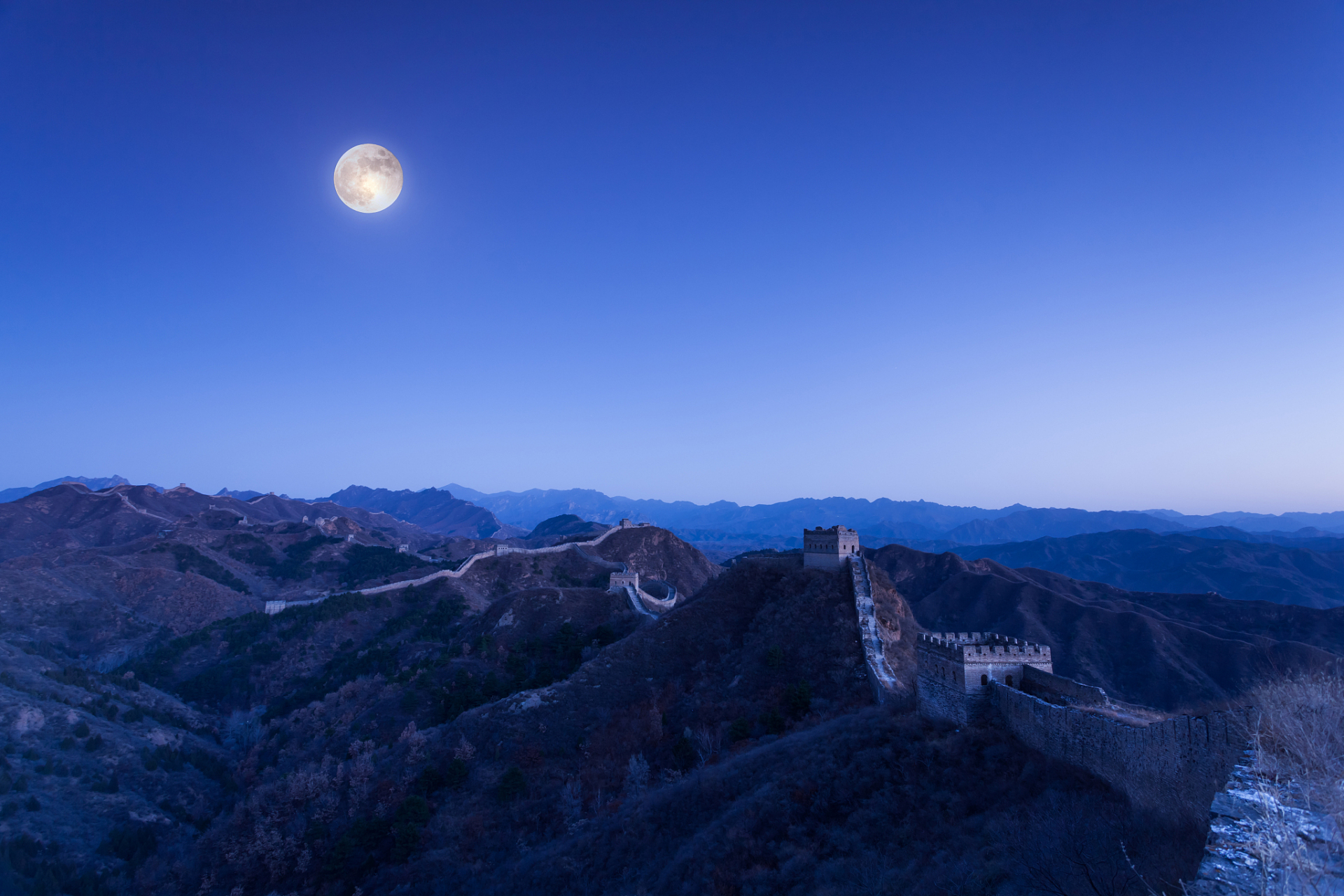 相传,在每个满月的夜晚,长城上会燃起一把神秘的篝火.
