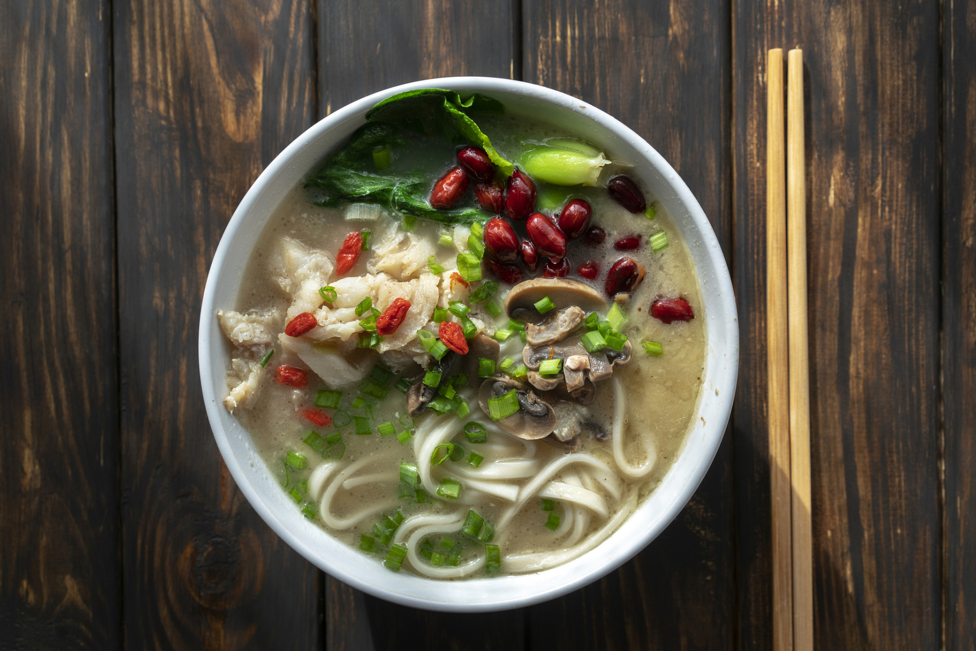 本文介绍了衡阳三道经典传统美味——衡阳鱼粉,酥薄月饼和炸椿卷,它们