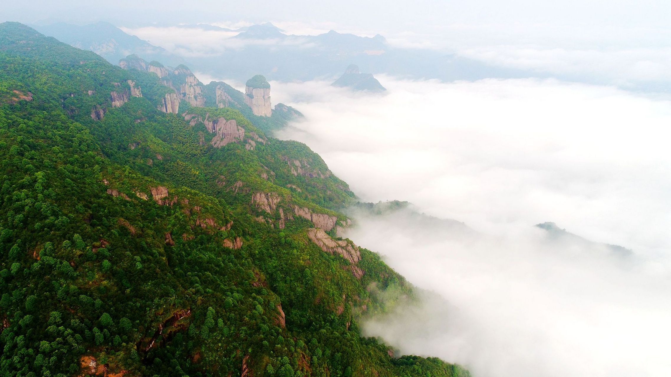 沿着江西省九江市武宁县杨洲乡的西南方向行进,我来到了神雾山风景区.