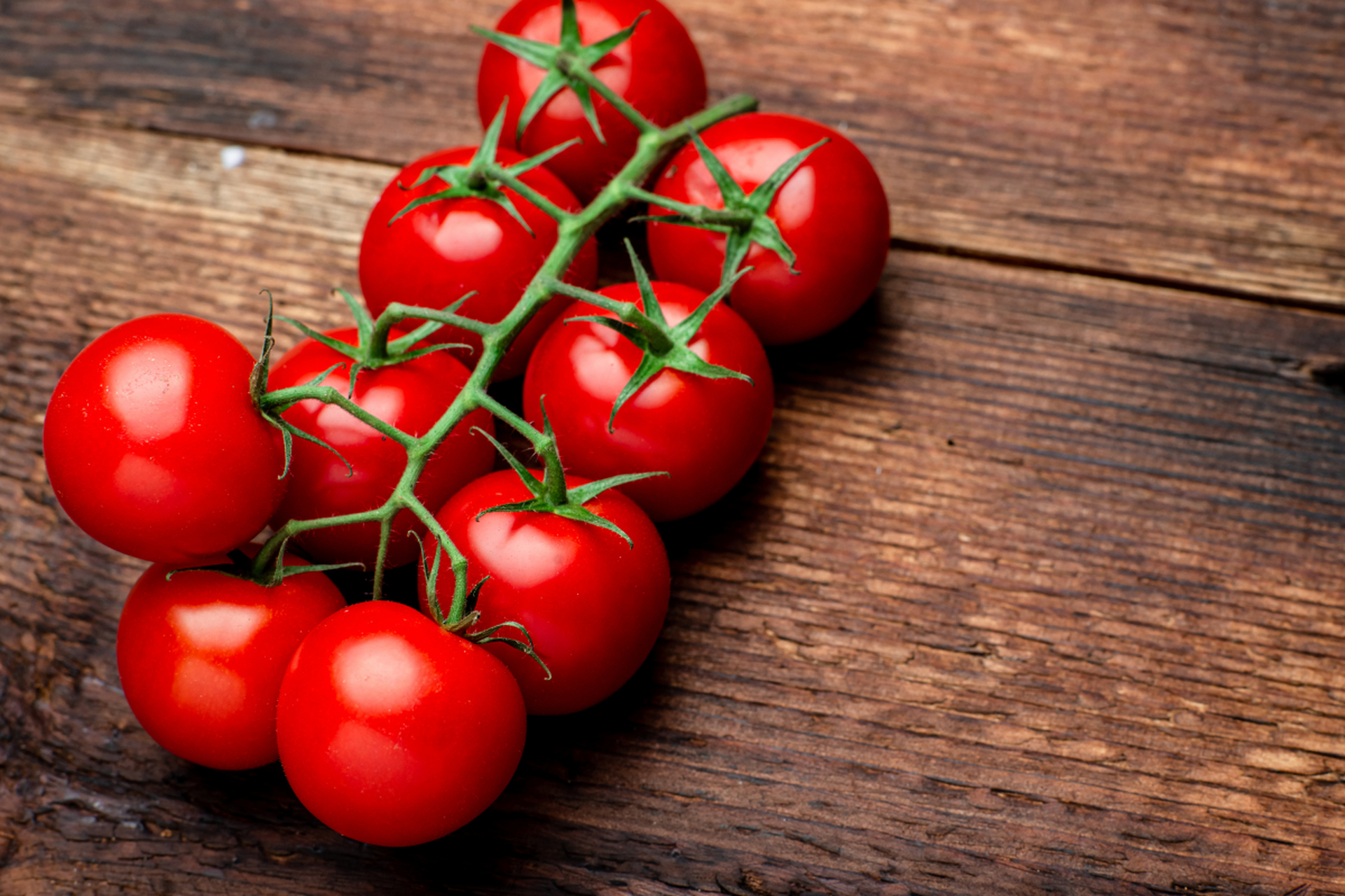 露天小番茄上架了,酸甜可口,小时候的味道~酸酸甜甜得非常好吃