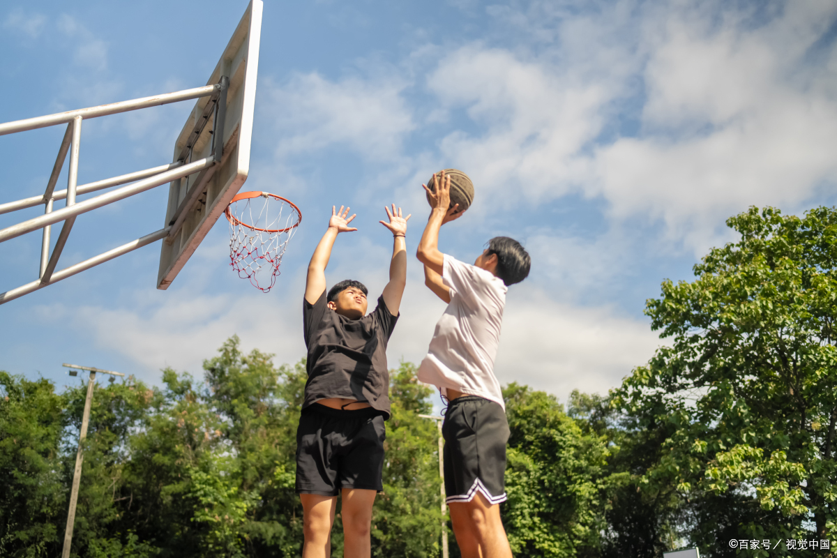 【篮球场上的"危机"与应对:六种常见损伤及正确处理】 篮球是一项充满