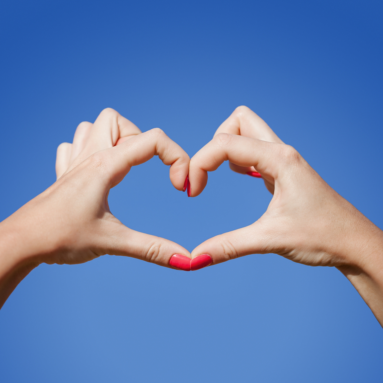 比心,许多人都会,但是,千年前的壁画上,竟然有比心的画面,确实令人