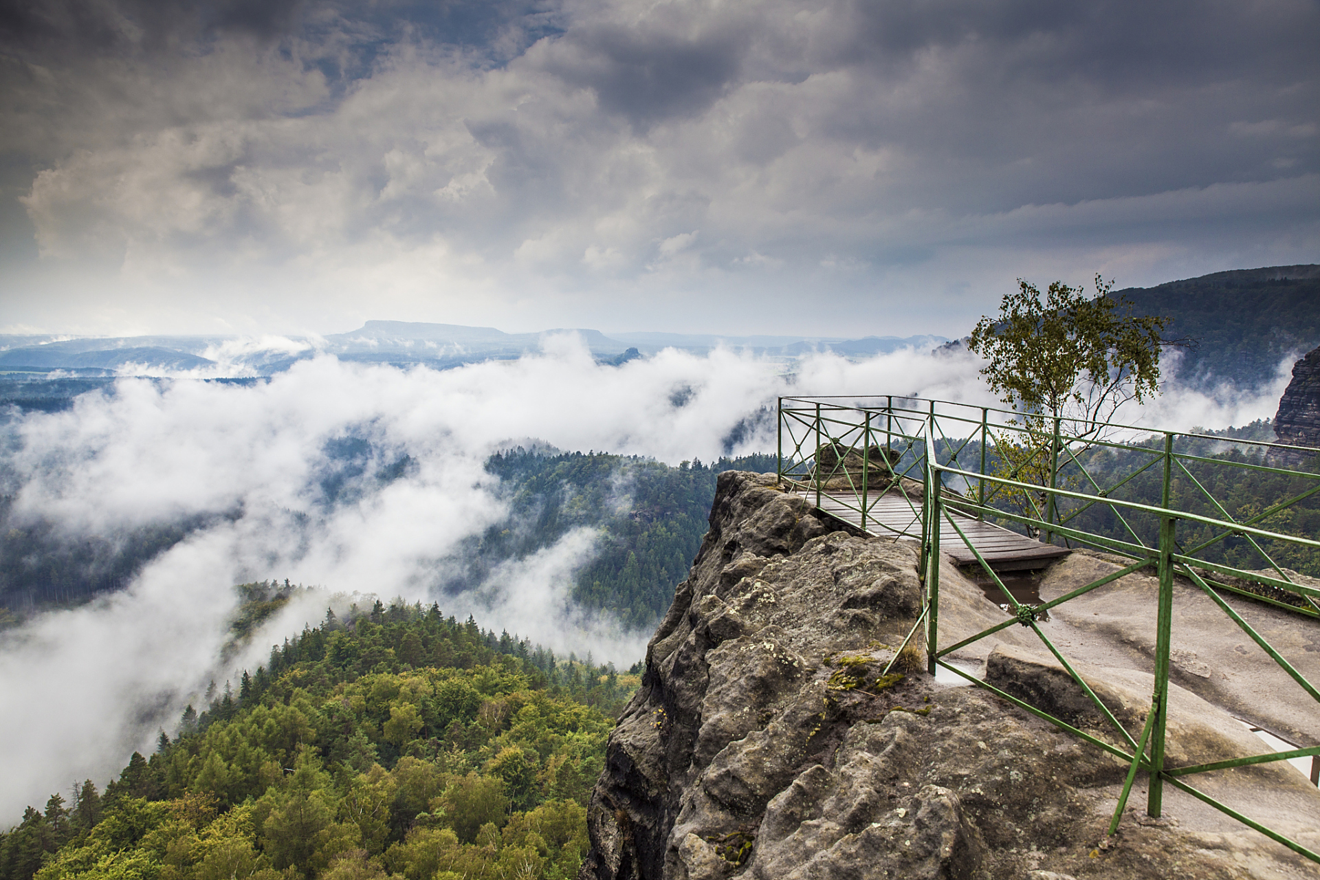 摩围山景区地处重庆彭水县茂云山国家森林公园,属于彭水南部"百里乌江