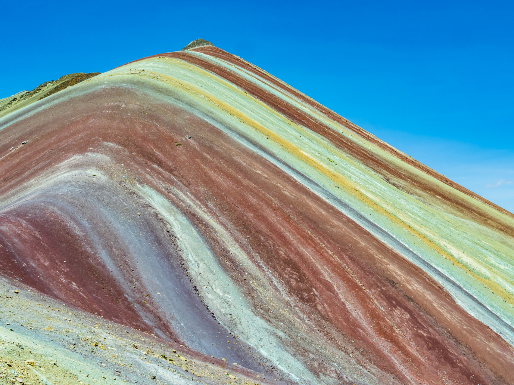 秘鲁安第斯山脉中的彩虹山以七彩斑斓闻名,不仅是旅游胜地,更是地球活