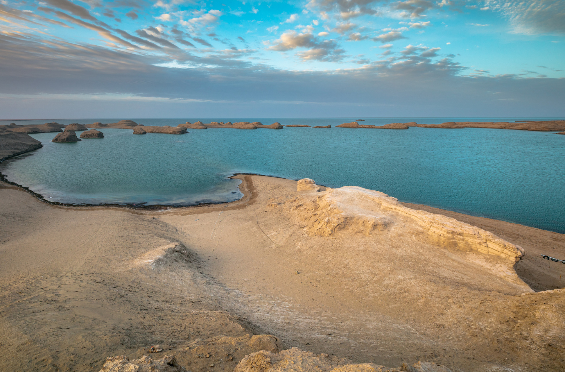 塔里木河属于内流河,滋养了丰富的生物多样性,为当地的农业生产和居民