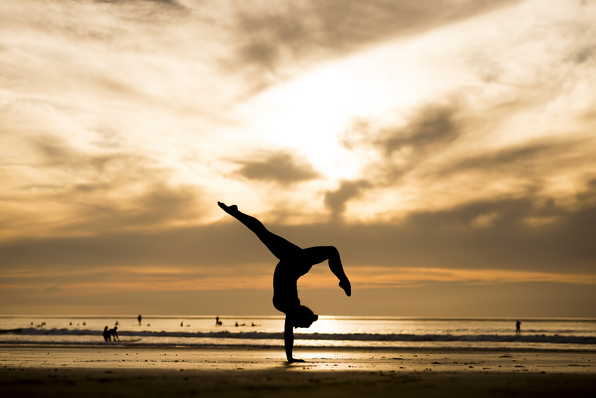 铺开瑜伽垫,本来是想准备明天的晚课,但是又忍不住打开音乐,想练会儿