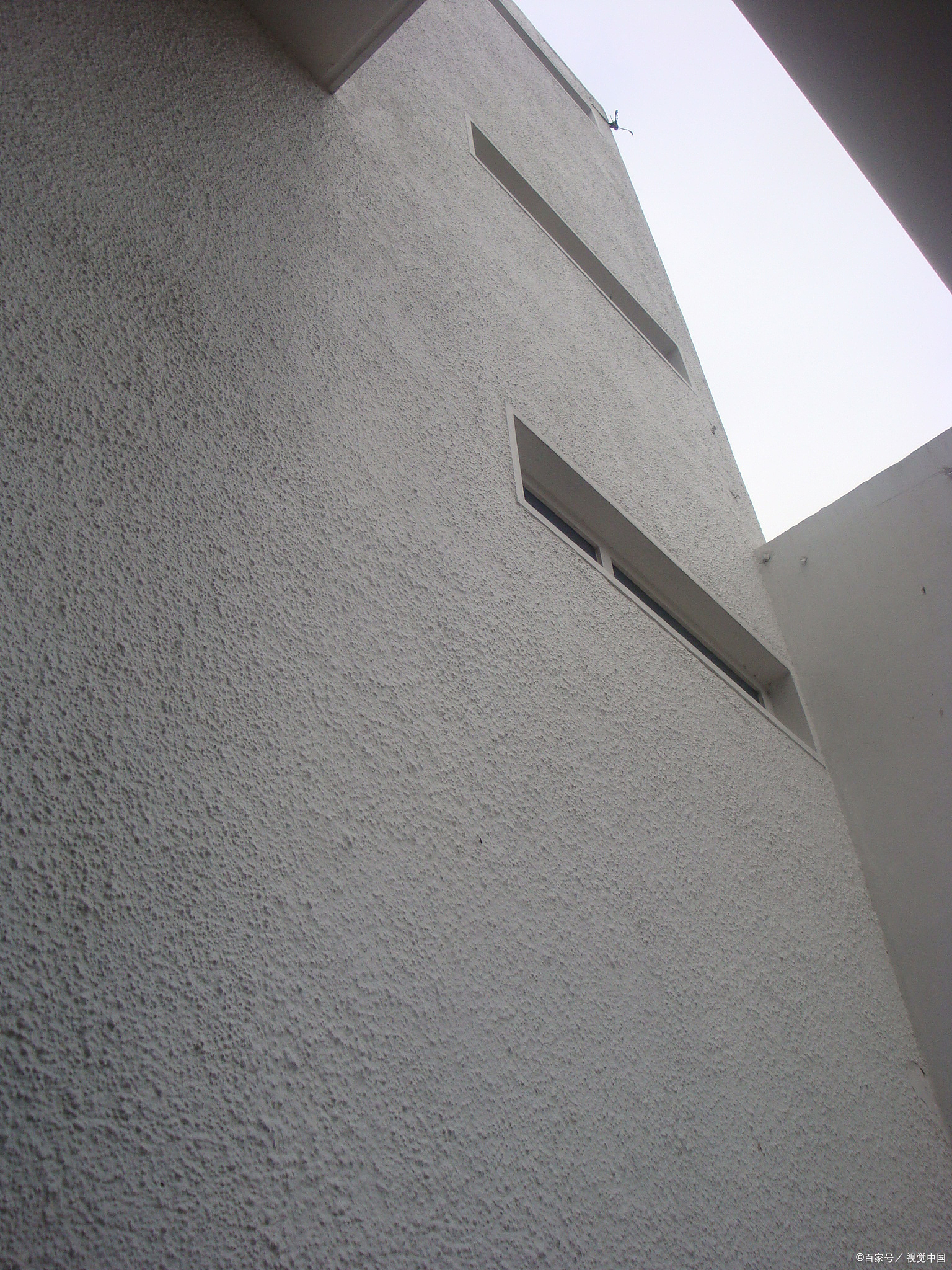 薄喷时,真石漆的覆盖面积相对较大