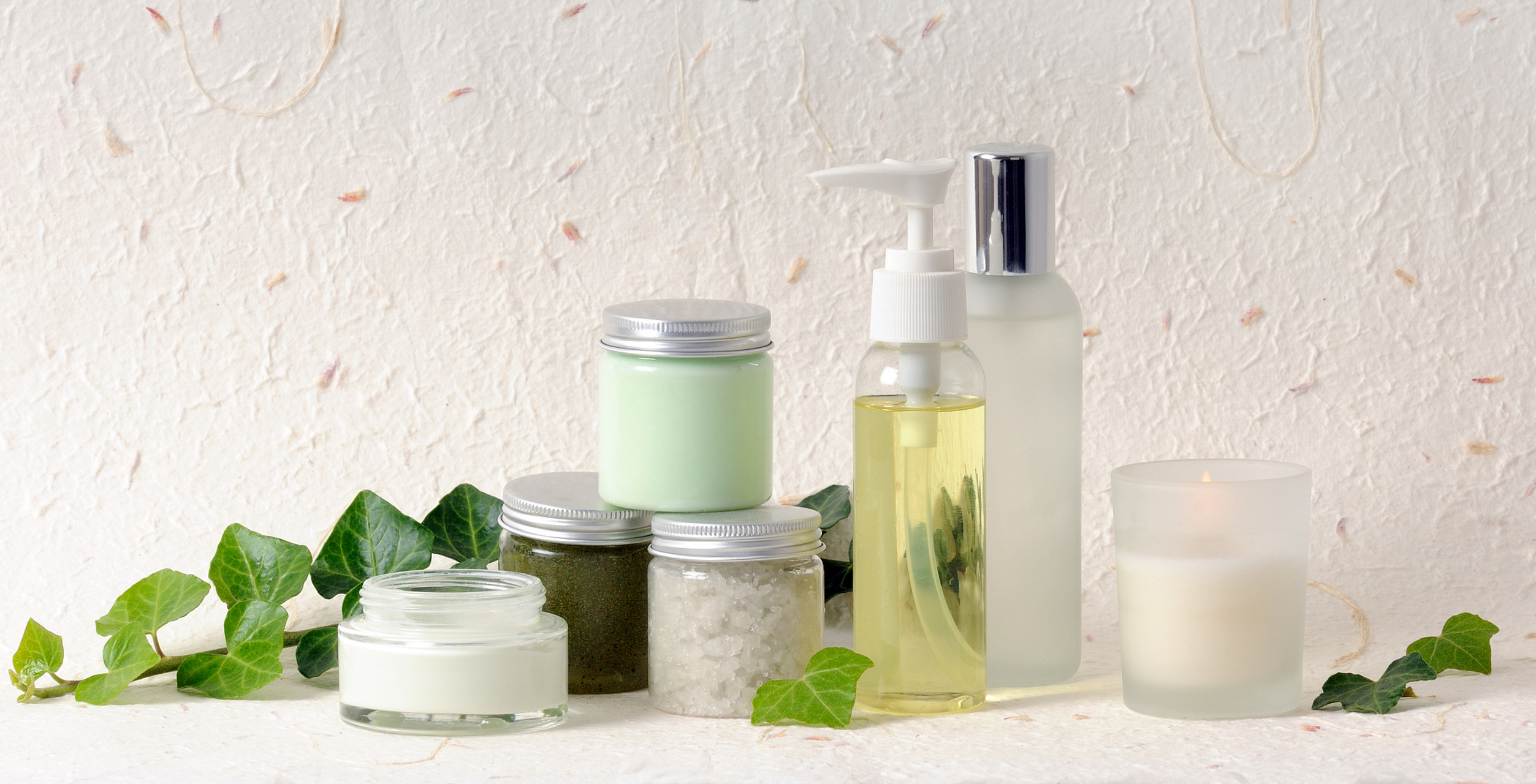 抗老紧致护肤品可以帮助我们减缓皮肤衰老,提高肌肤细胞活力,加速新生