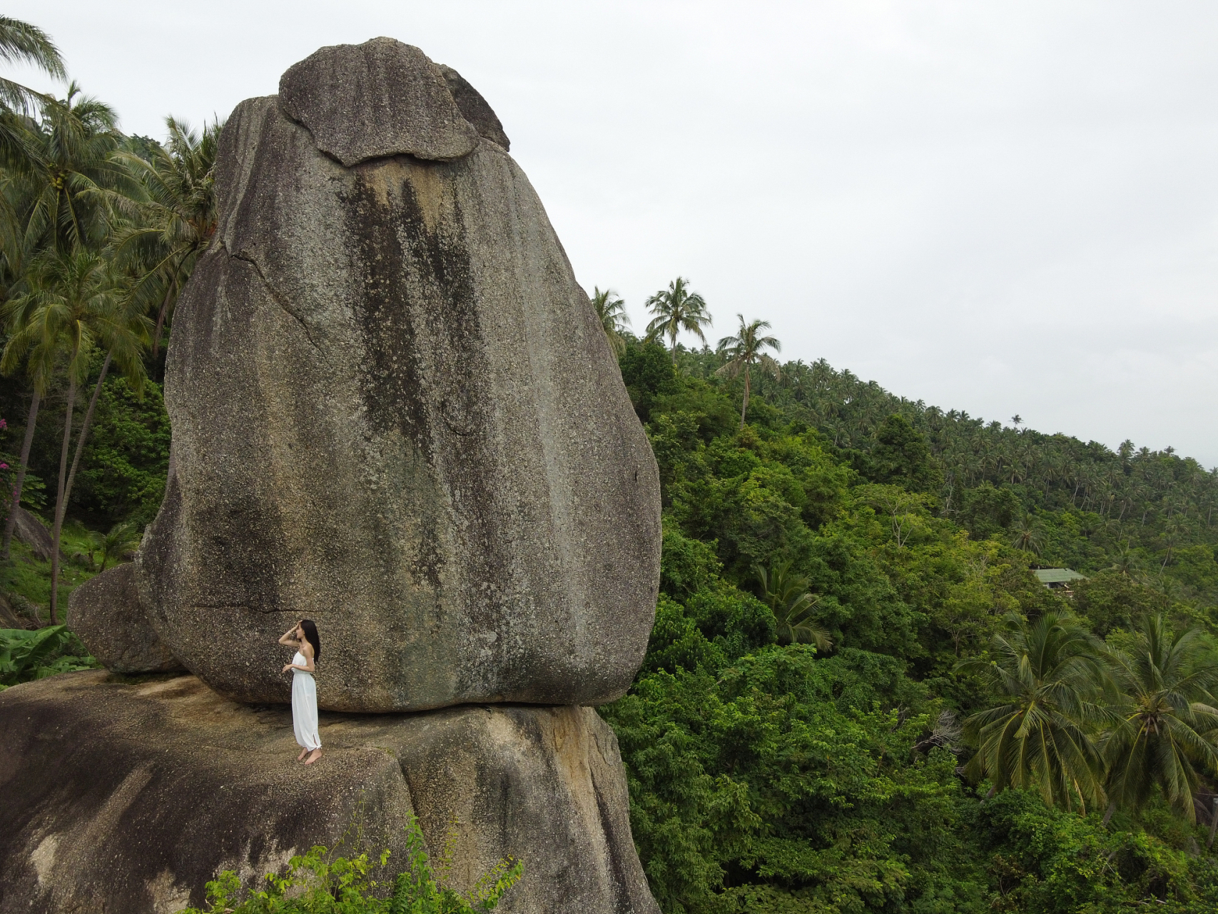 嬉行记# 三亚观日岩位于中国海南省三亚市,得名于岩石的形状像是一个