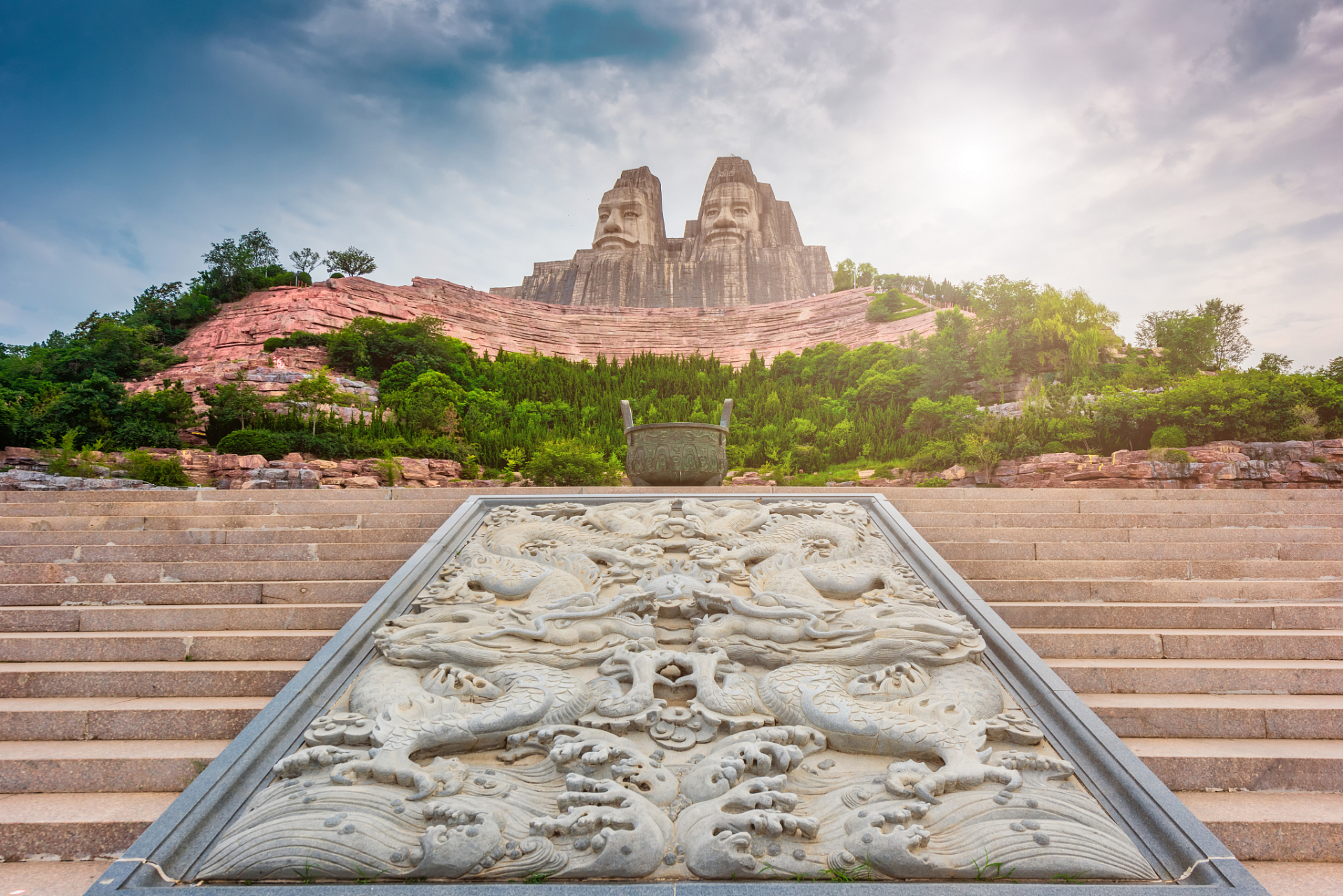 你可以乘坐游船游览黄河,感受河流的磅礴气势,同时欣赏到沿岸