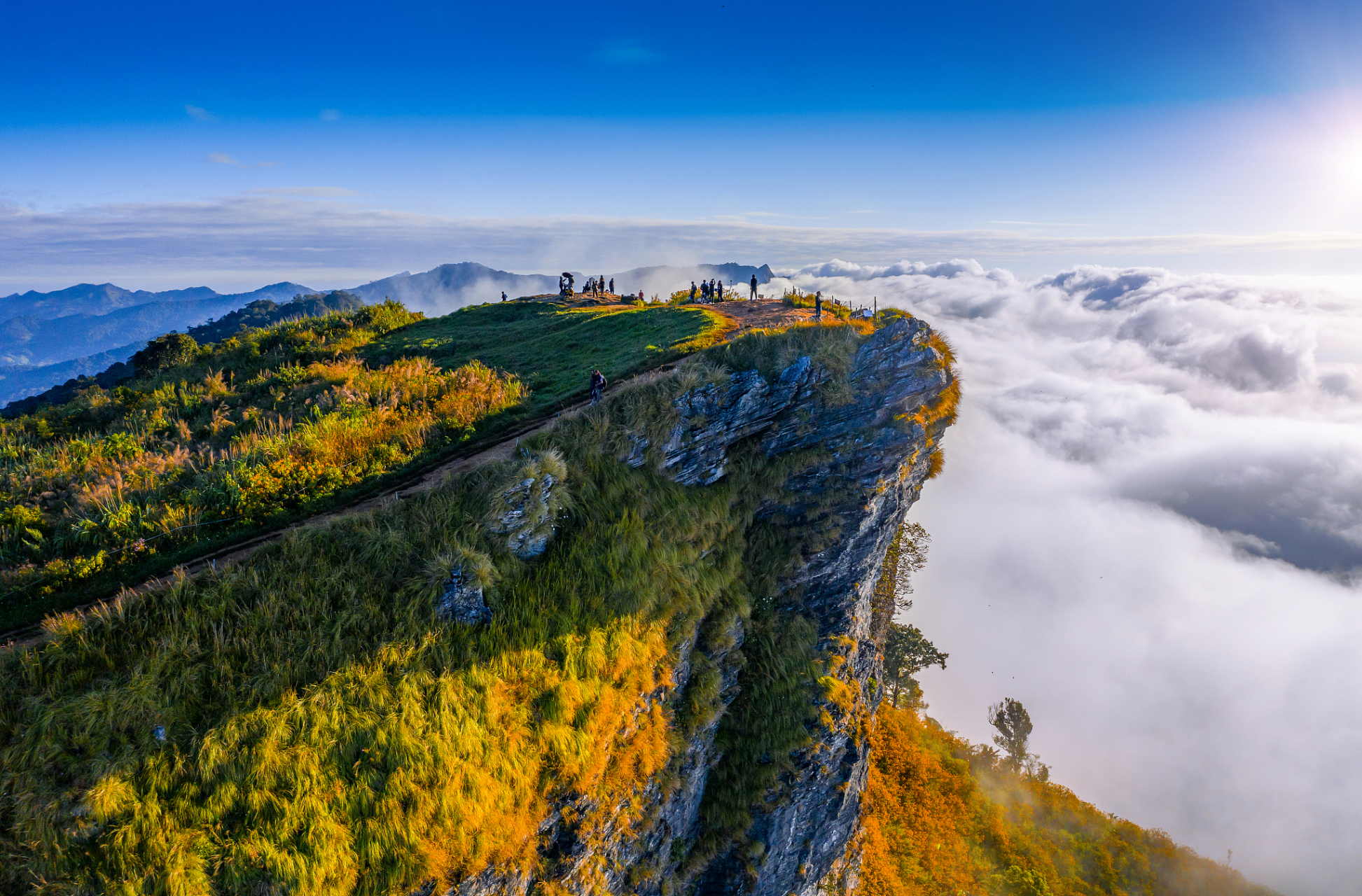 八台山,自然风景秀美,气候温和宜人,被誉为"雾中仙境",春季,八台山