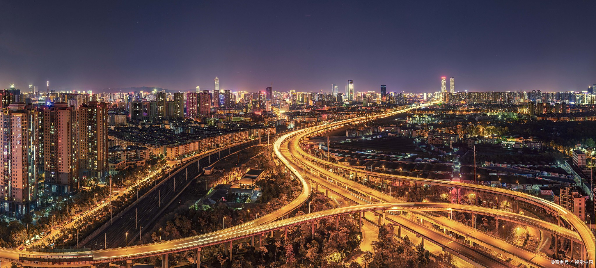 昆明街道夜景图片