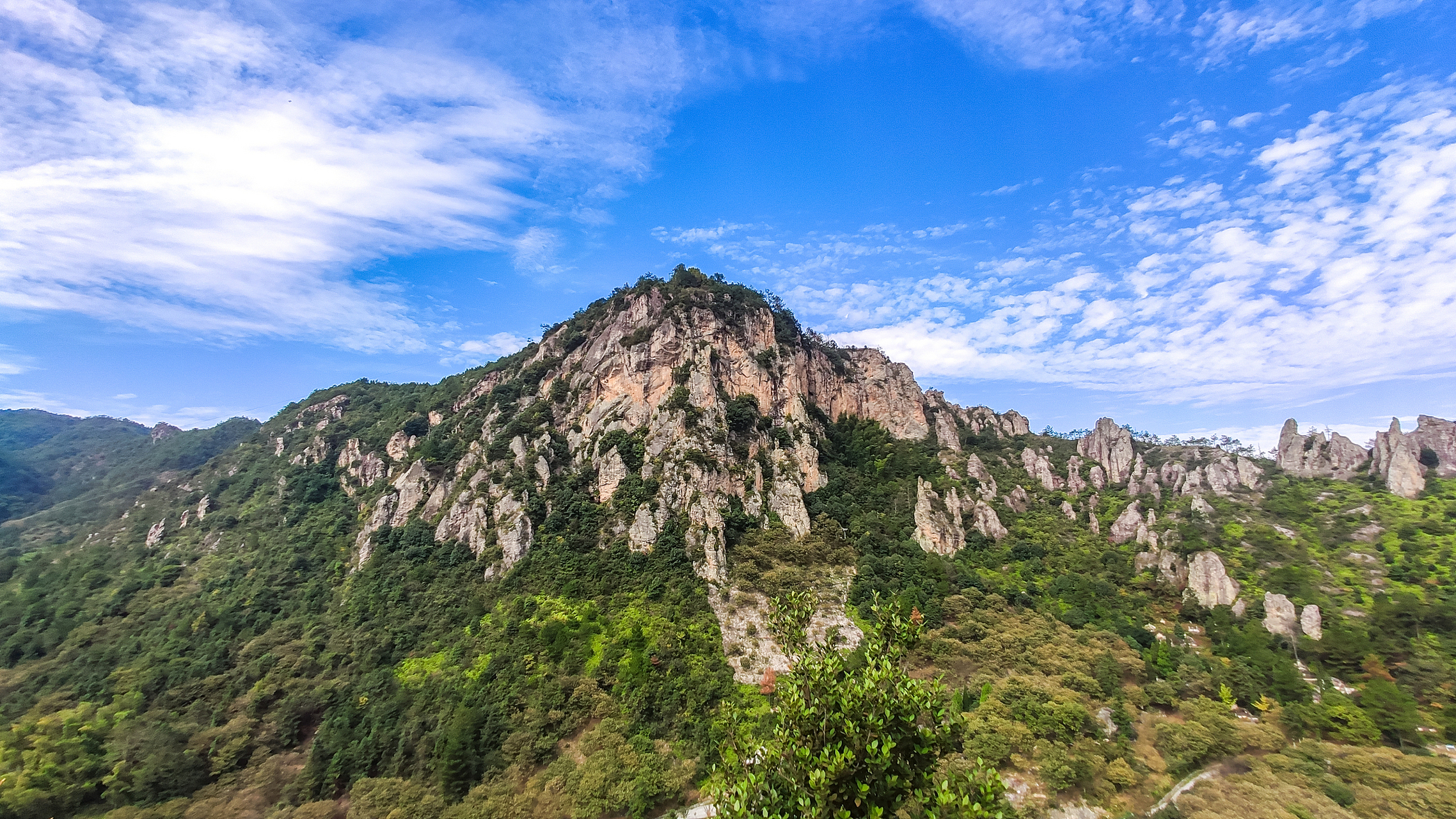 八仙山是天津市蓟县一处著名的自然风景区,以其壮丽的森林景观和陡峭