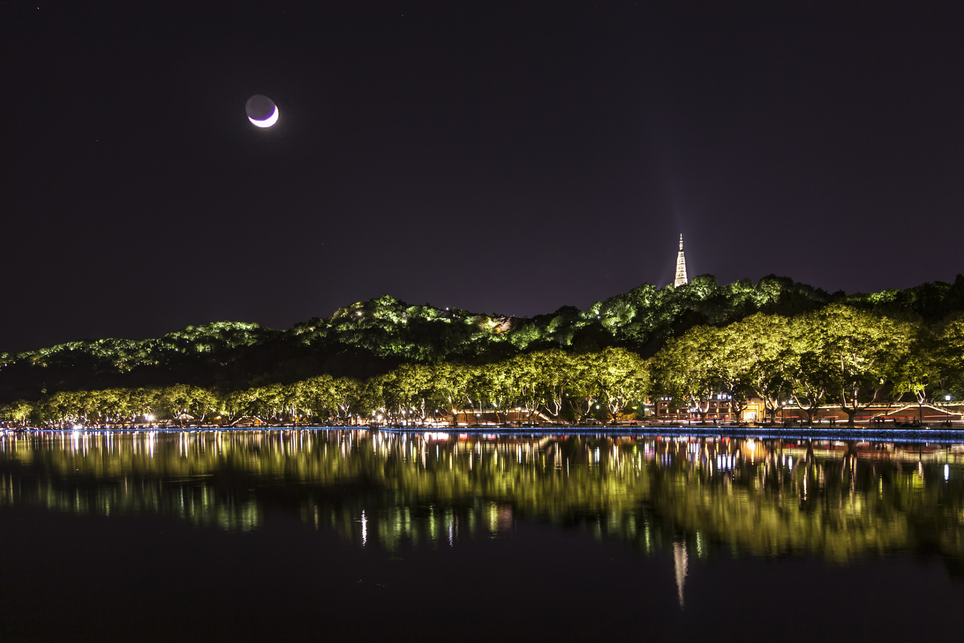 杭州西湖的夜景,简直美到让人窒息!