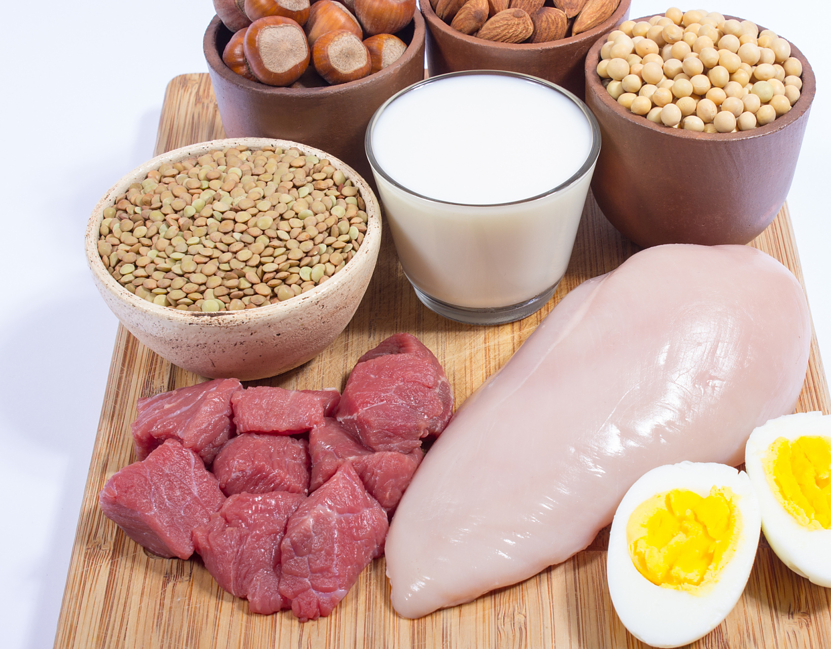 应尽量摄入磷含量低而蛋白质含量丰富的食物,如鸡蛋清属于优质蛋白