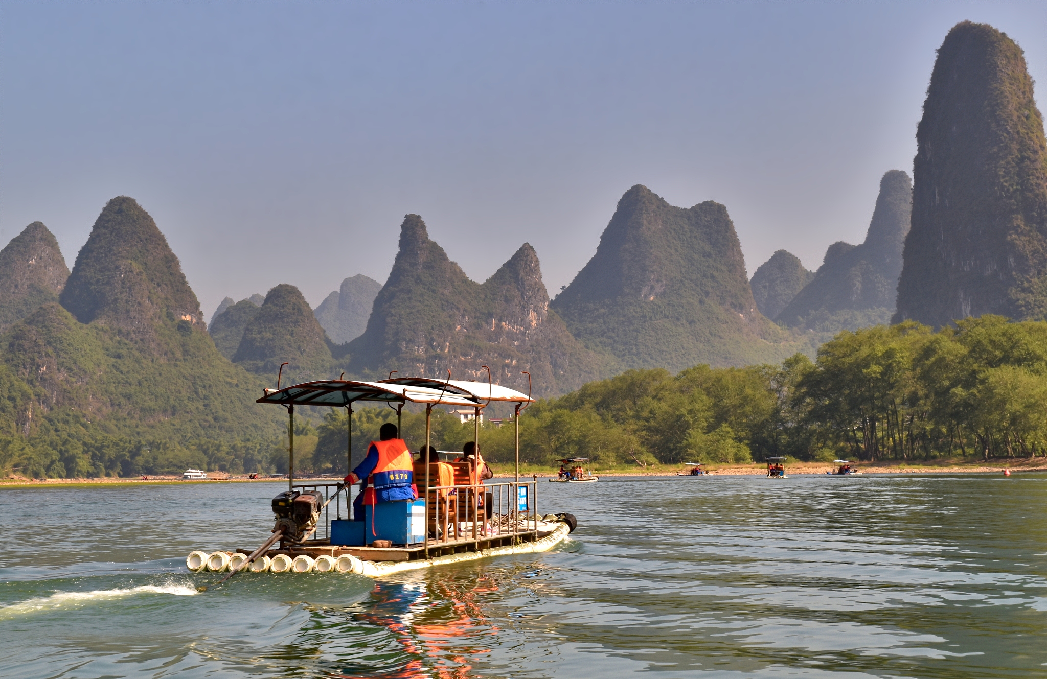 桂林的漓江竹筏游:广西的水上之旅