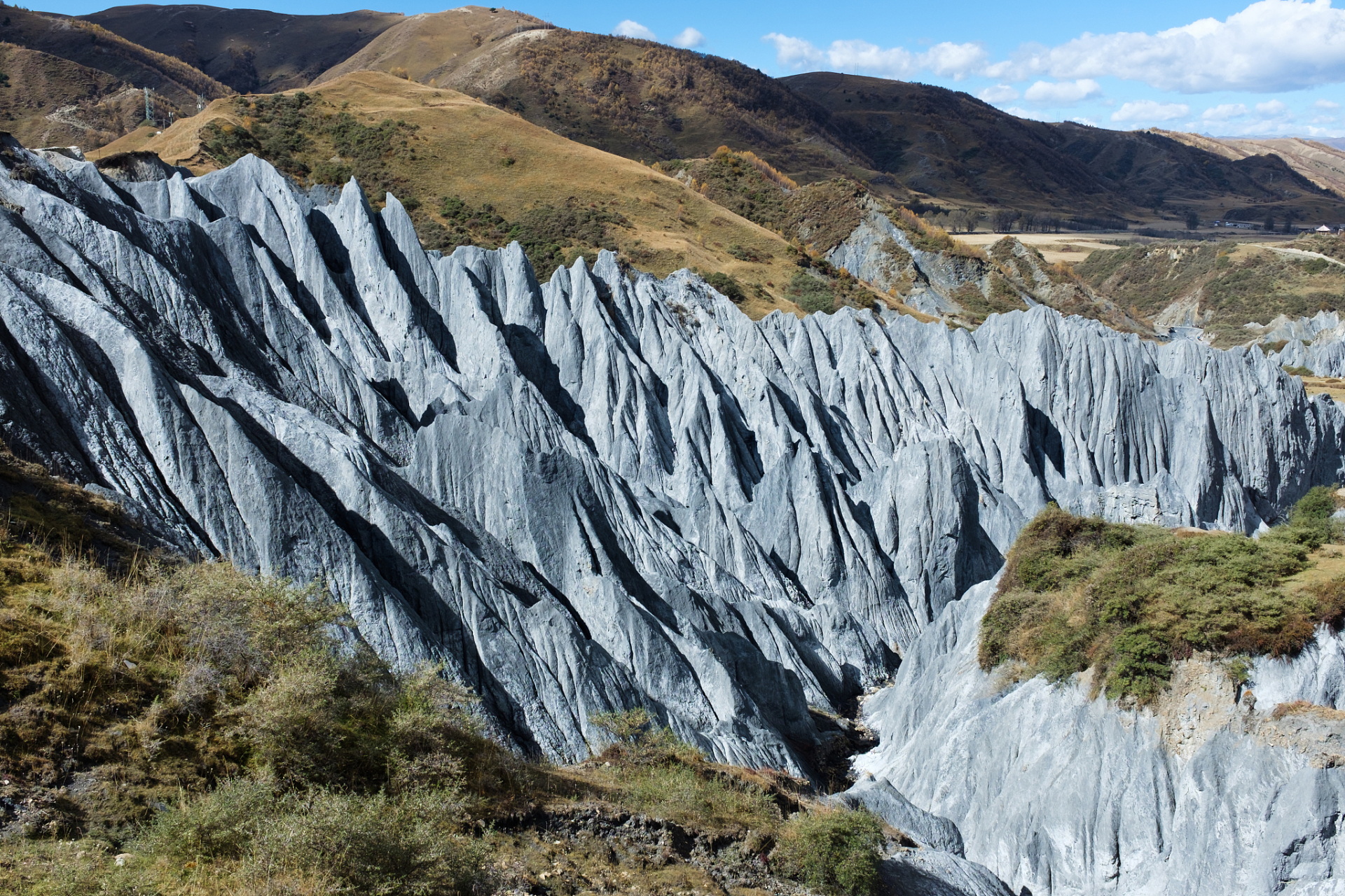 八美墨石公园位于道孚县八美镇,是一个集观光,体验,科考,科普价值于