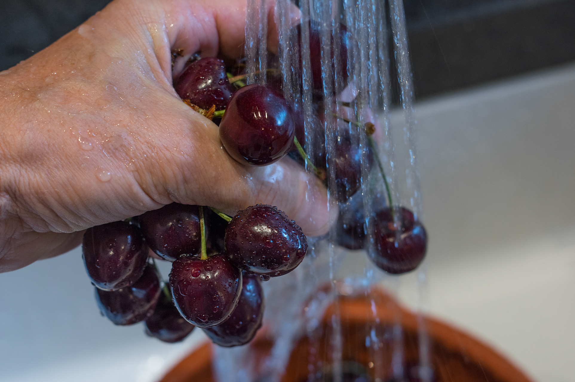 2,再把葡萄装进容器里,加一小勺盐,两勺面粉.