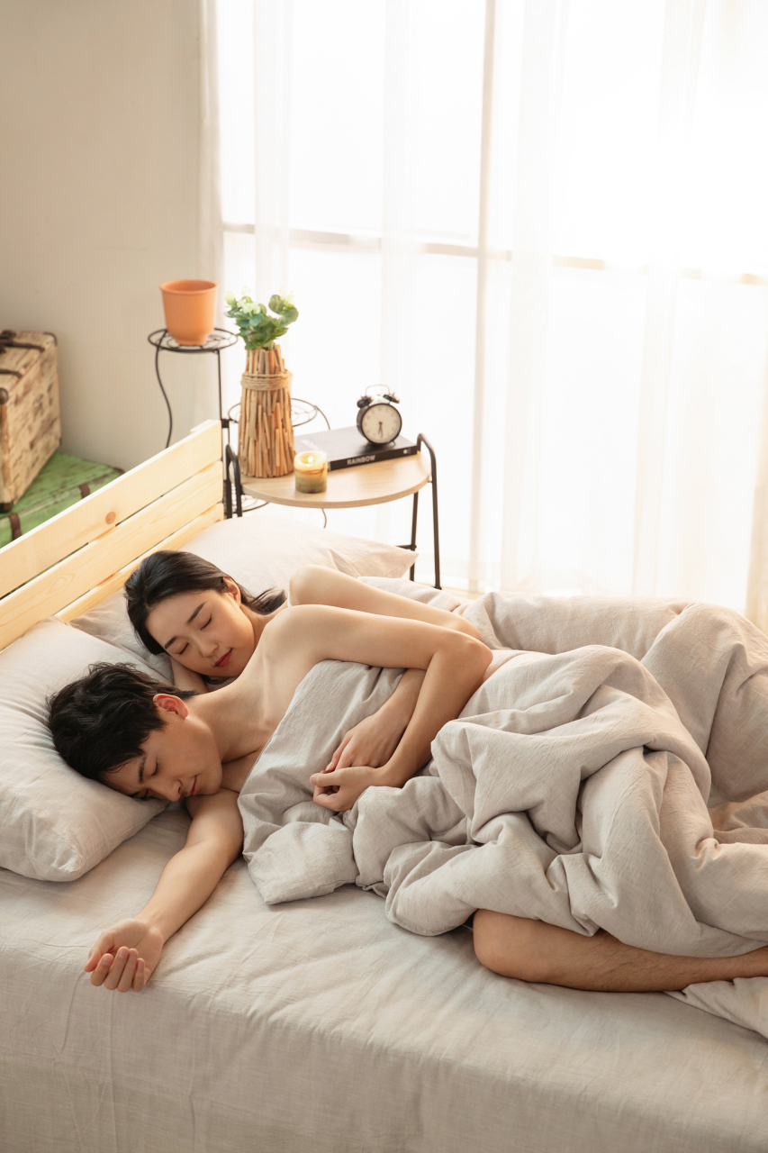 在夜幕降临后,一个女人主动寻求身体接触和倾诉内心