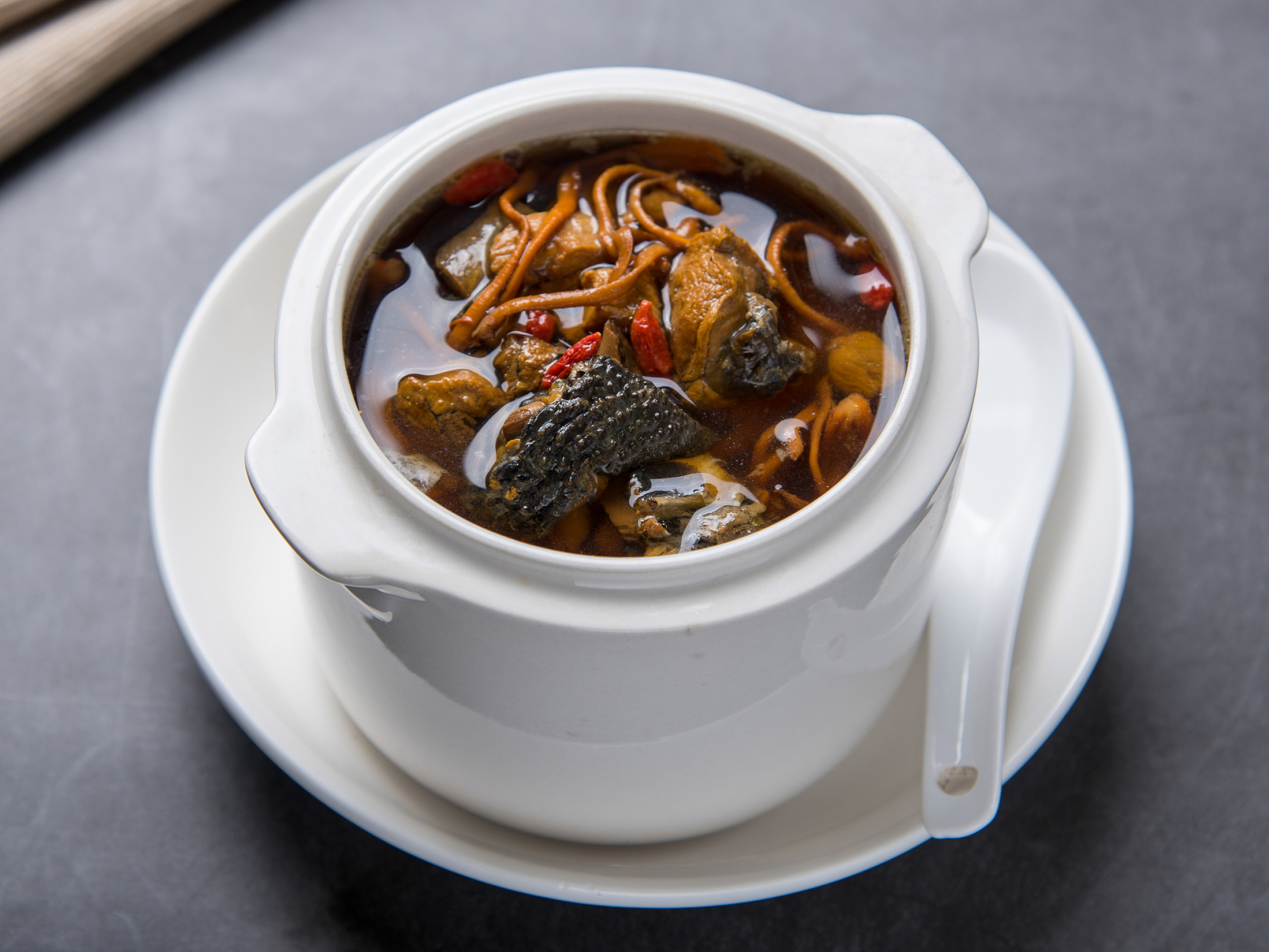 归芪乌鸡汤——  当归黄民乌鸡汤是一道滋补保健药膳汤, 注重养生