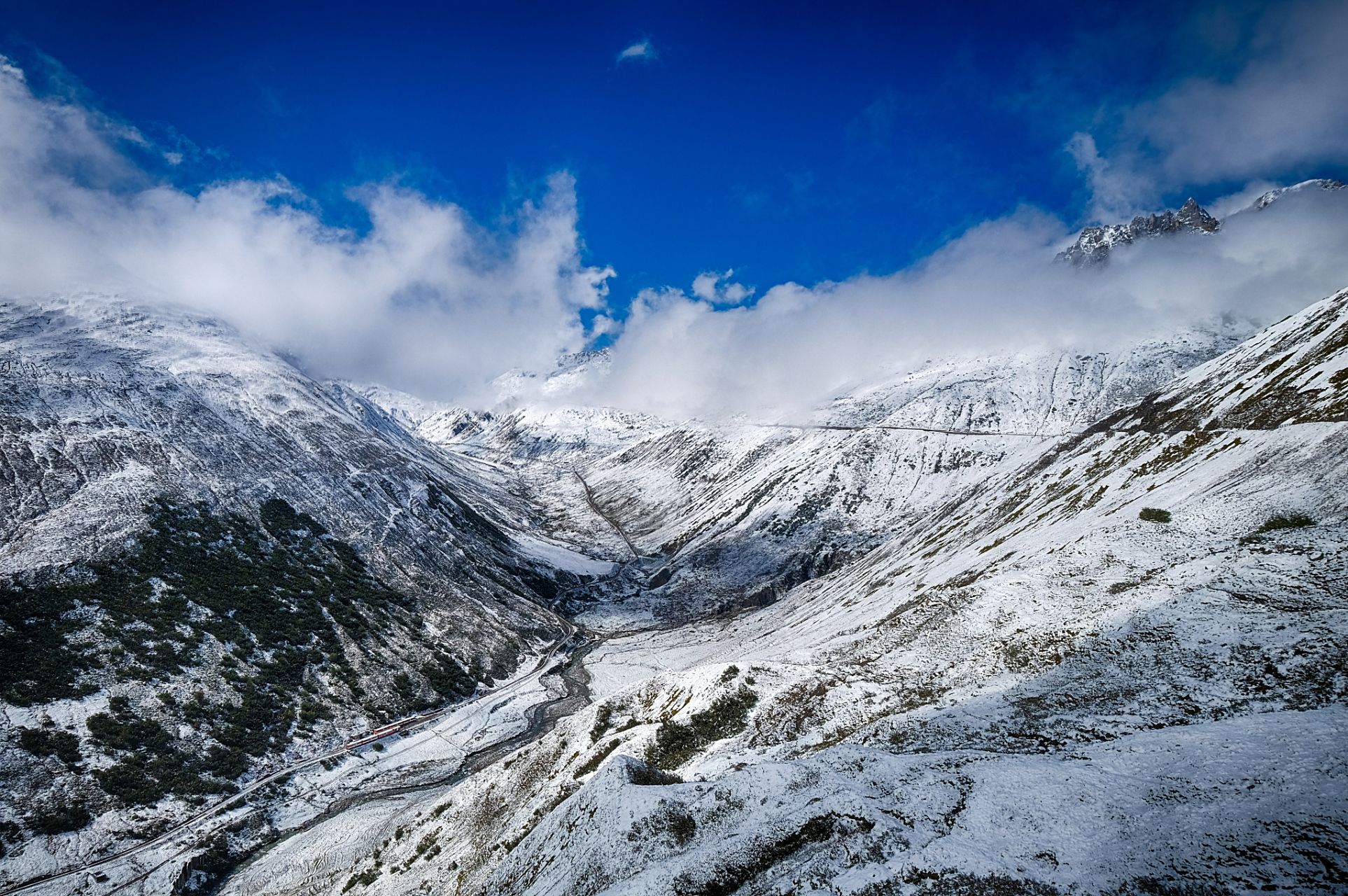 巴朗山,又称斑斓山,是四川省阿坝州小金县和汶川县的交界处,海拔5400