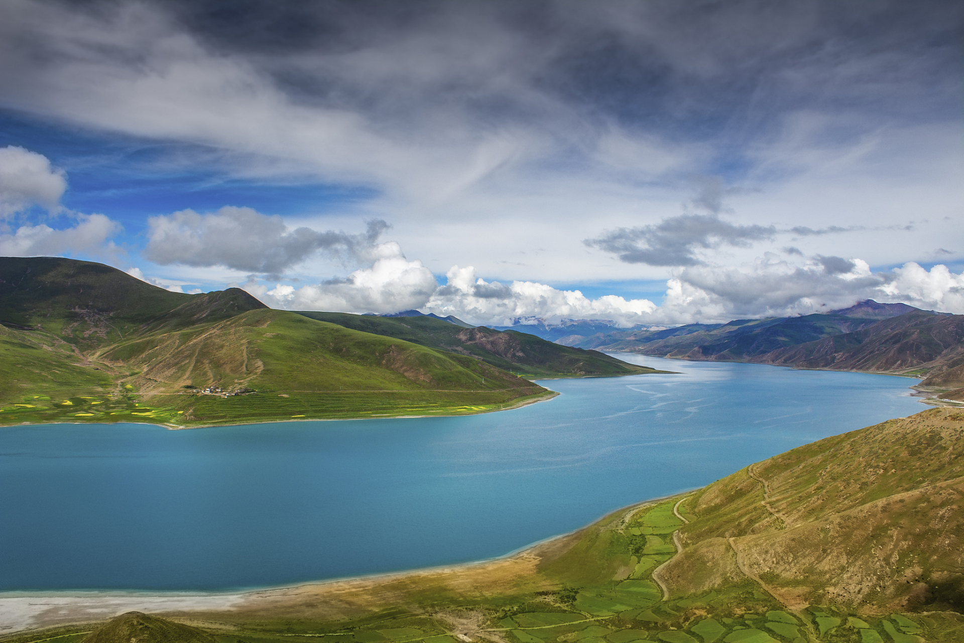 羊卓雍措是西藏三大圣湖之一,位于西藏山南市贡嘎县,海拔4441米,面积