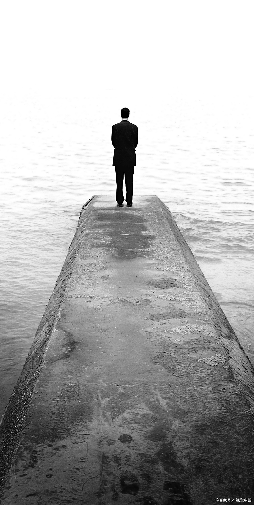 因为真的应付不了,人前一套背后一套的丑陋嘴聊腥硕雷砸桓鋈俗 背影