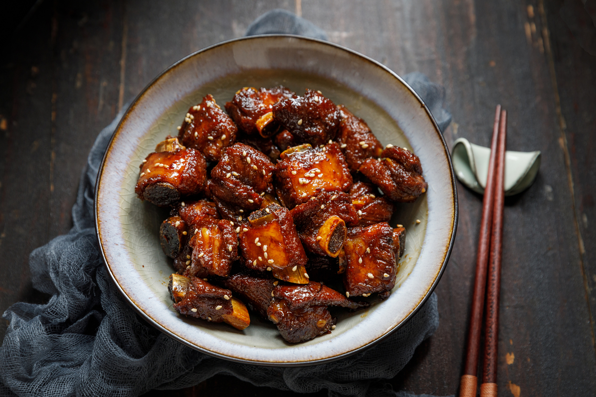 在家烧排骨,肉质软烂,口感绝佳  【家常版烧排骨】  主要食材:软排