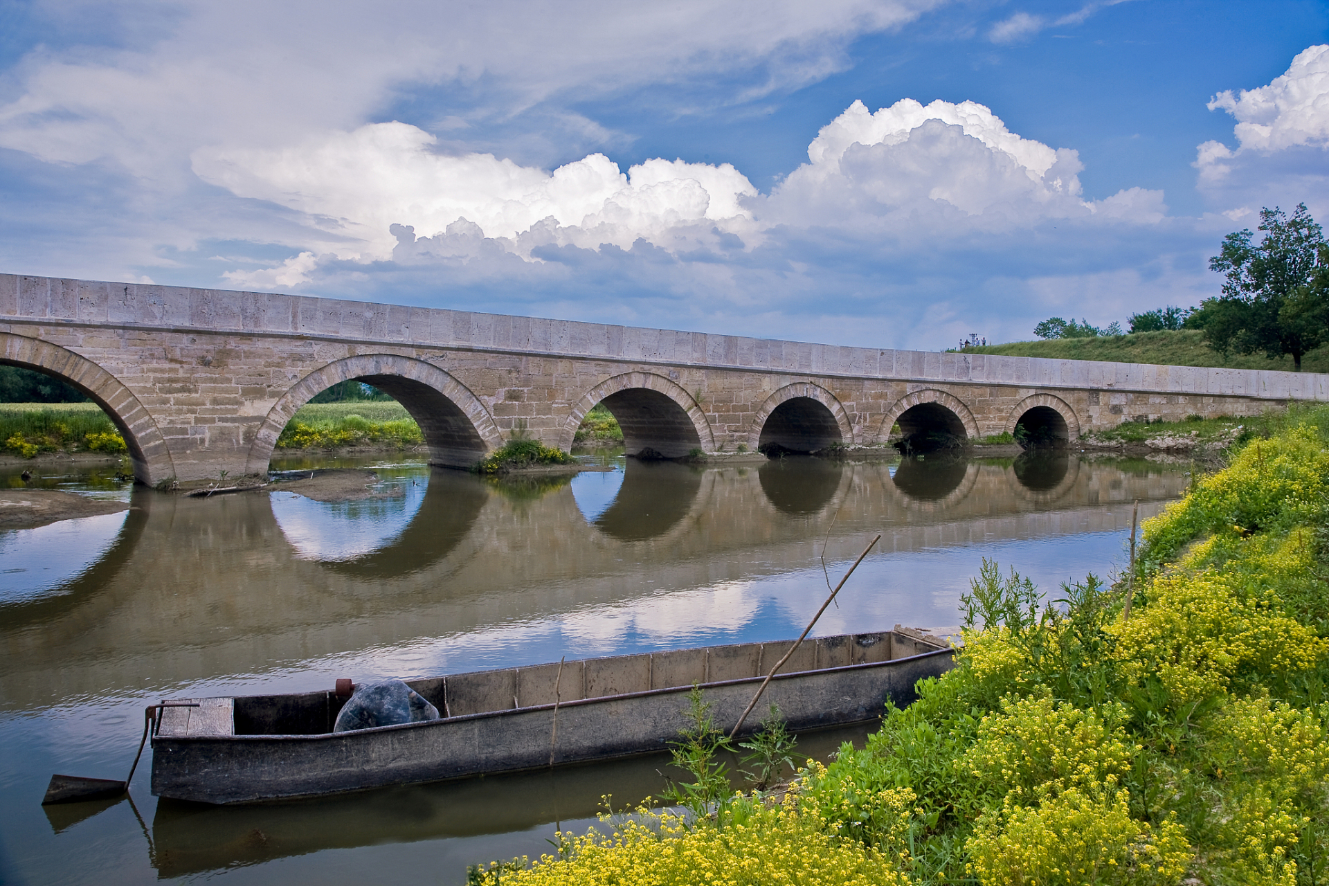 大诸桥位于转塘镇大诸桥村,是一座明代的石拱桥.