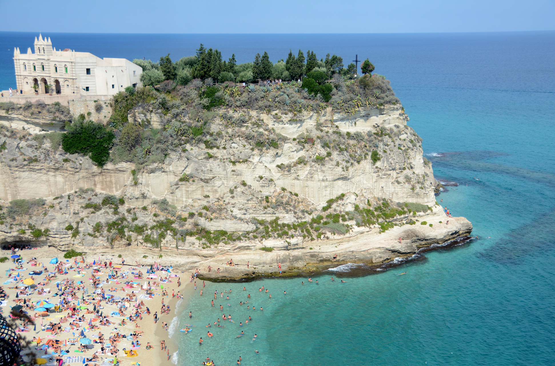 米洛斯岛是希腊基克拉泽斯群岛最西的岛屿,在爱琴海中,是近代火山岛