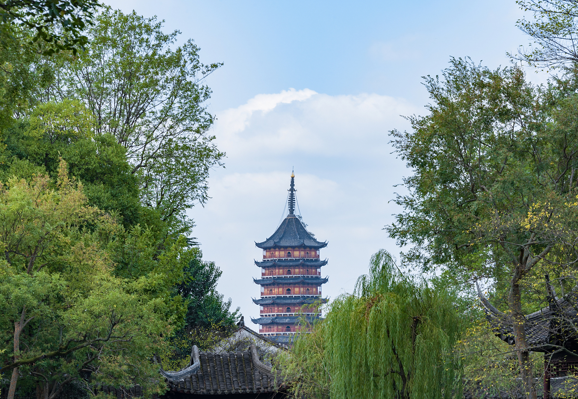 苏州虎丘是位于苏州市虎丘区的一座文化名胜区,景区内有许多古典园林