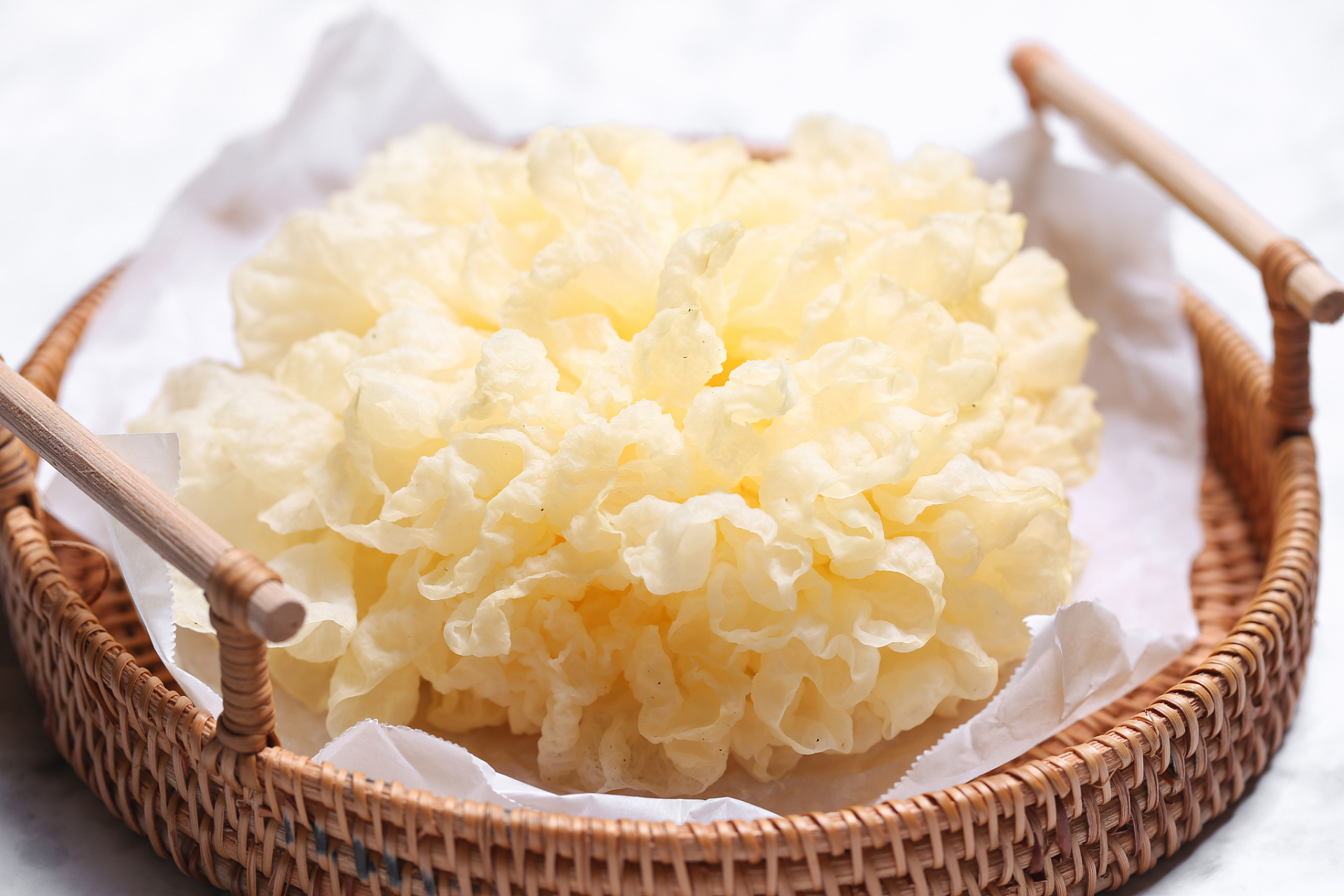 那么,究竟干银耳的正常颜色是黄色还是白色呢?让我们一起来探讨一下.