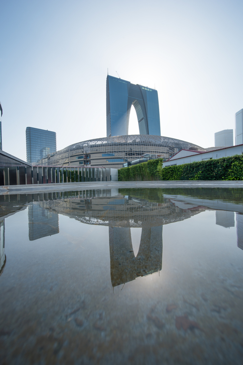 东方之门是江苏苏州的标志性建筑,由两栋超高层塔楼及裙房组成,总面积