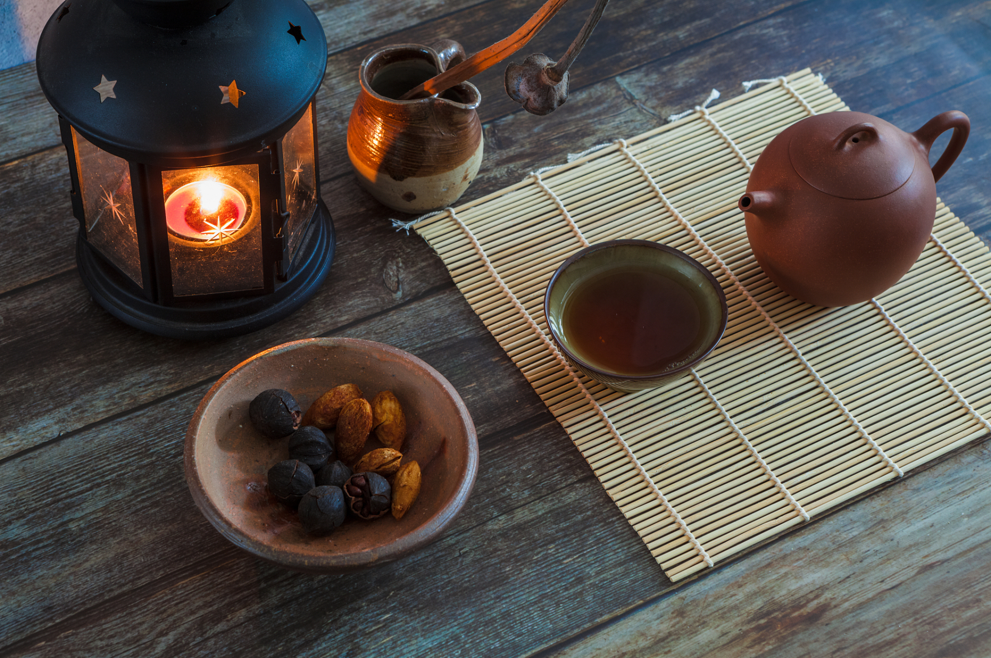 在快节奏的现代生活中,围炉煮茶可以让人们放慢生活