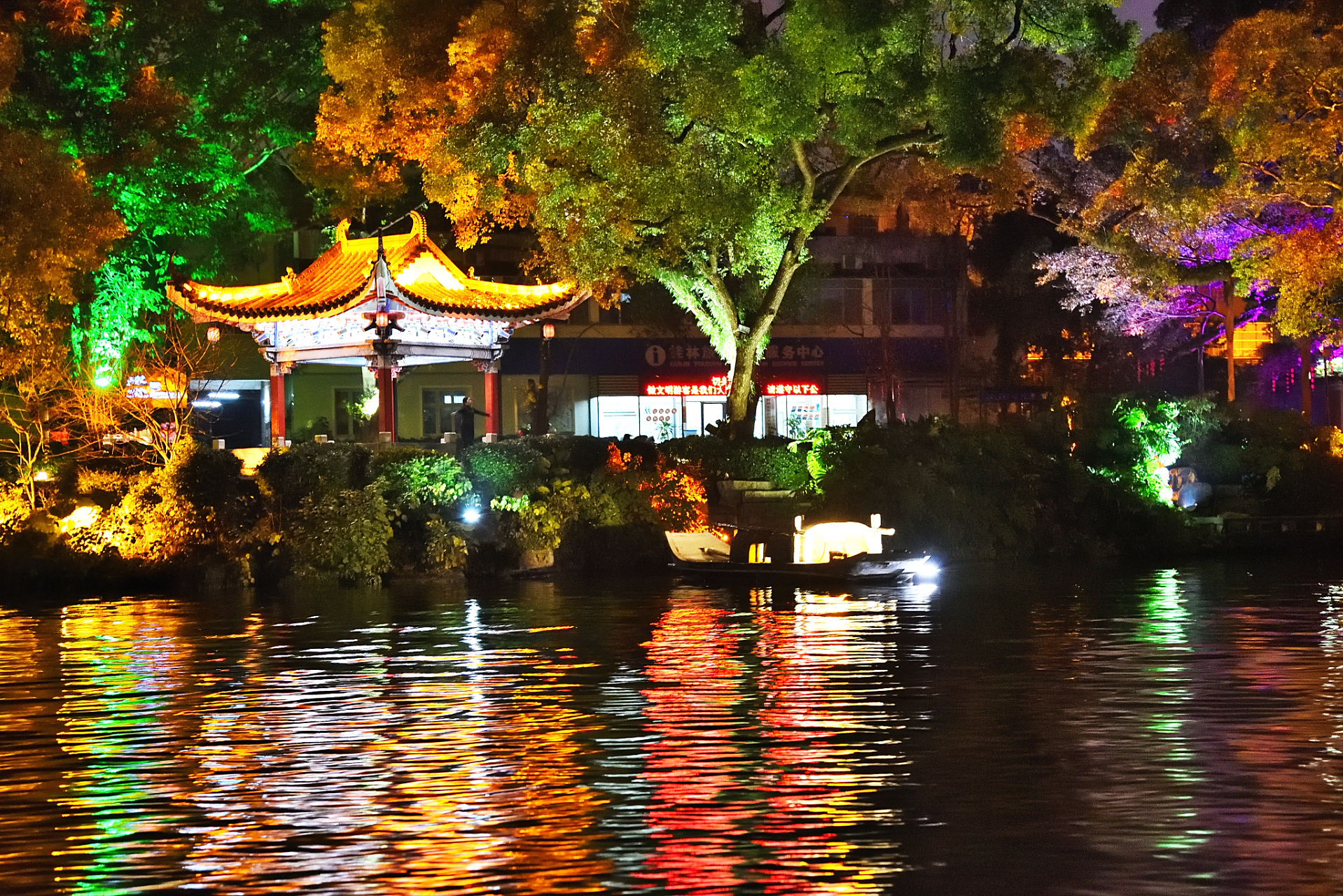 ai亚来杭州# 如果你来到杭州,一定要体验一下夜游西湖的美景!