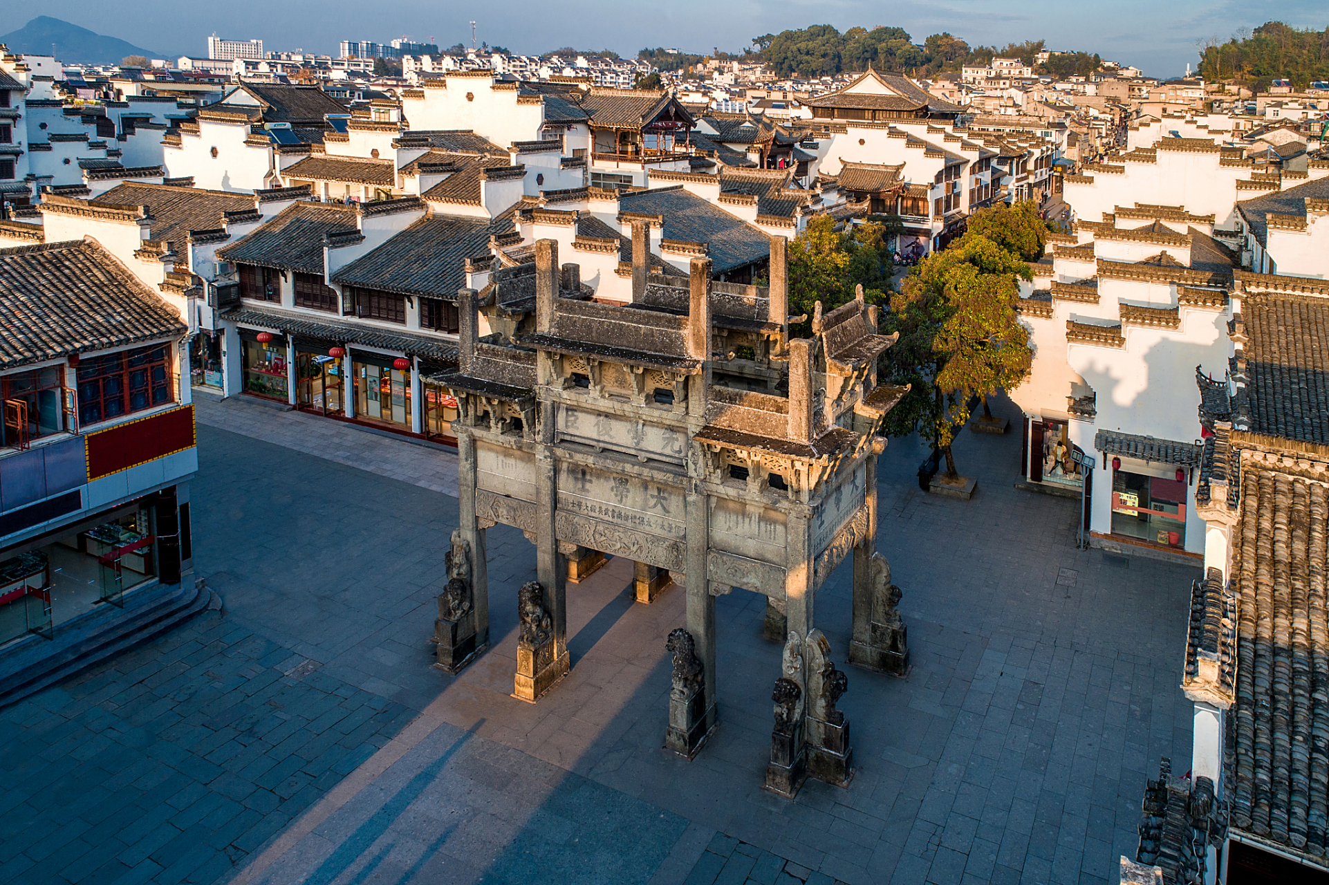 徽州古城是中国历史文化名城之一,位于安徽省黄山市歙县.