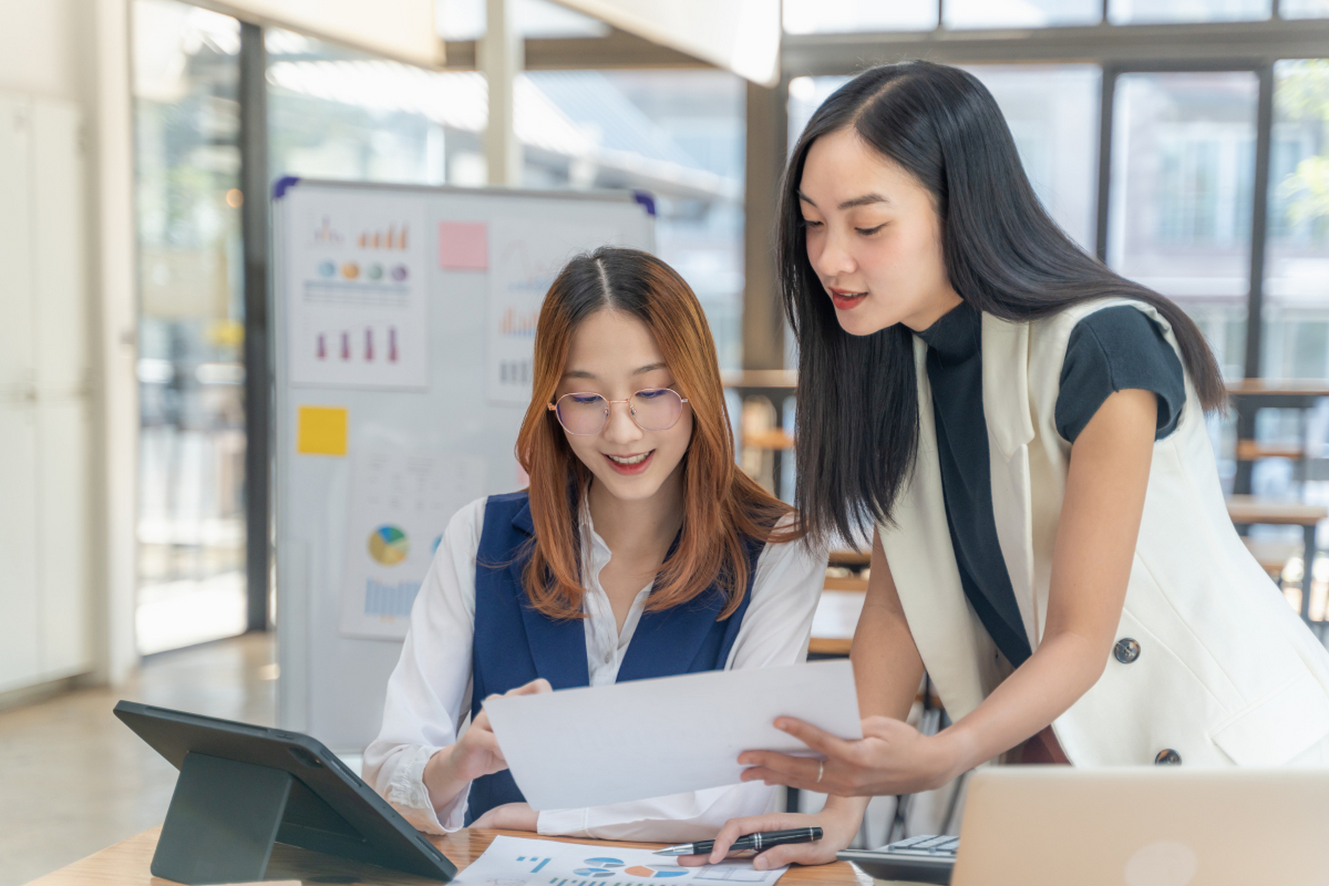 大学生要快速适应职场,需调整心态,培养职场心态;提升专业和实践能力