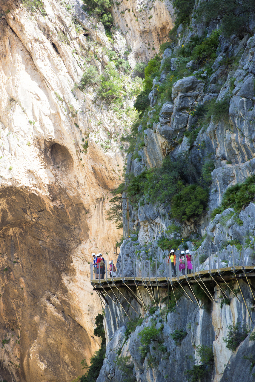 白石山世界地质公园位于保定市涞源县境内因山体遍布白色大理石而得名