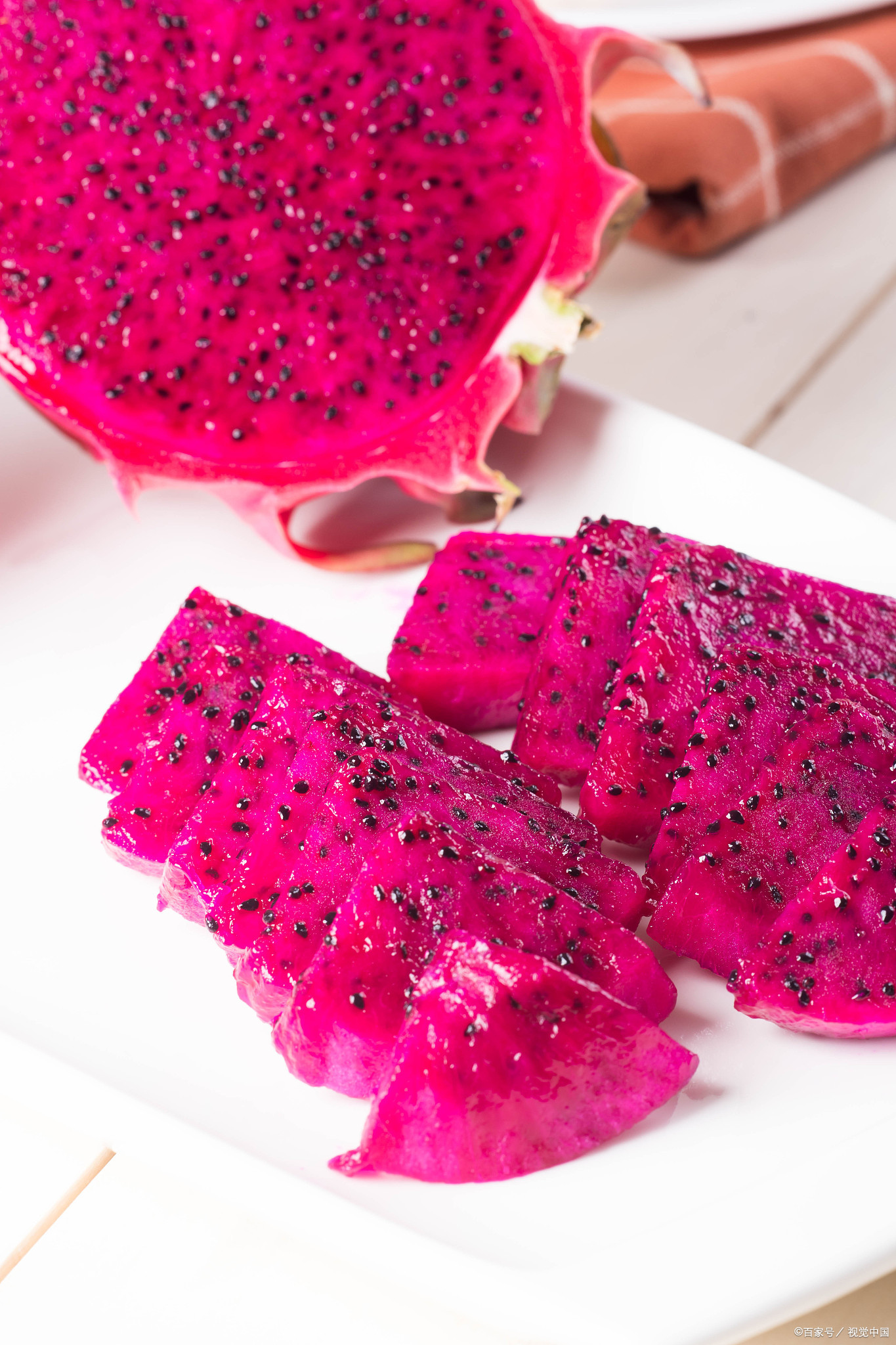 火龙果,也被称为"仙人掌果",是一种热带水果,外观鲜艳,通常有粉红色或