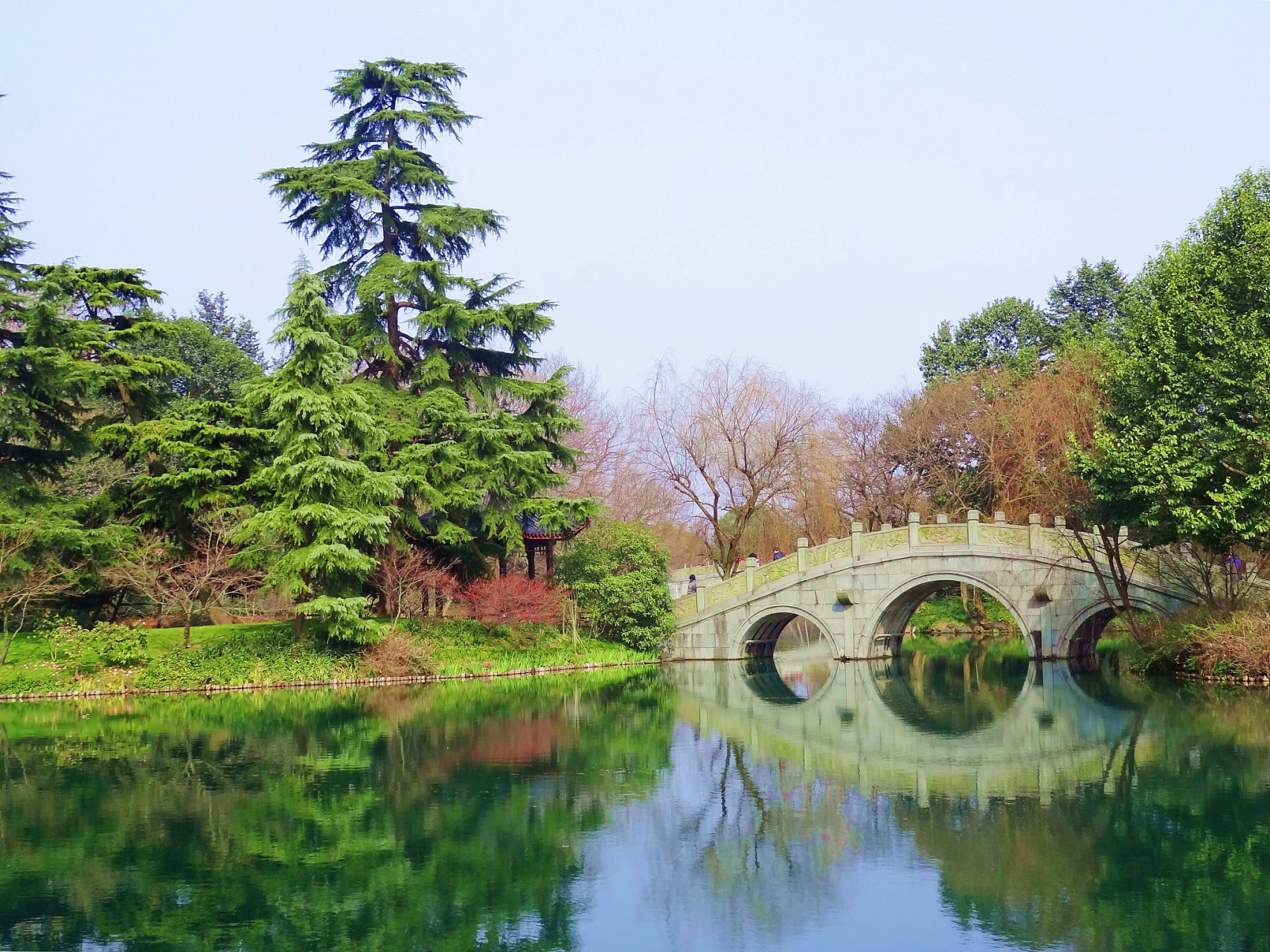 杭州長橋公園:位於西湖的南端,是觀賞紅葉最好的地方之一.