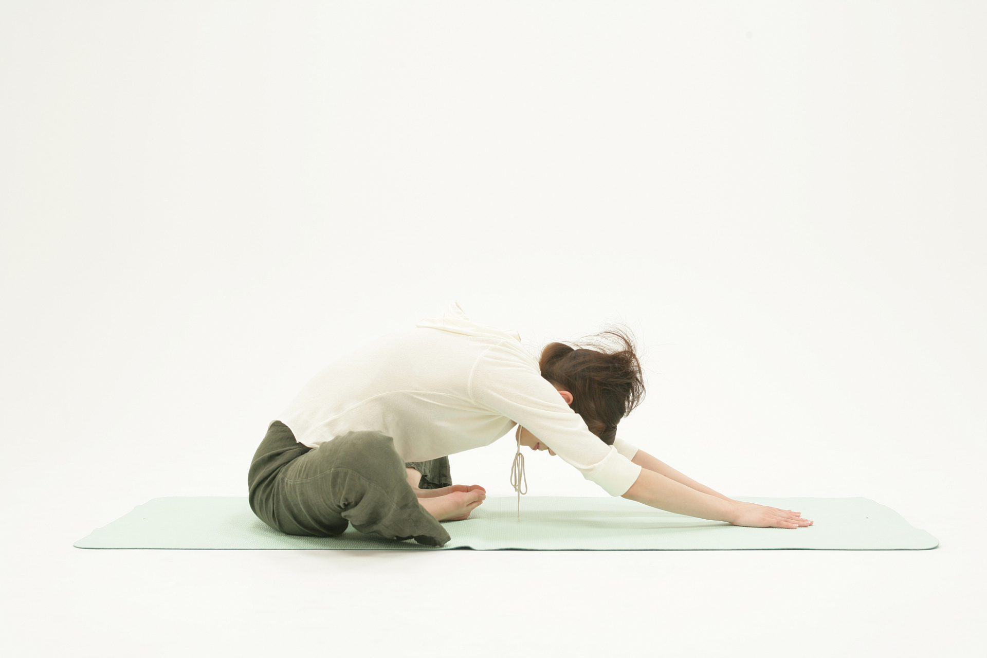 站立直立,双脚与肩同宽,保持身体放松.