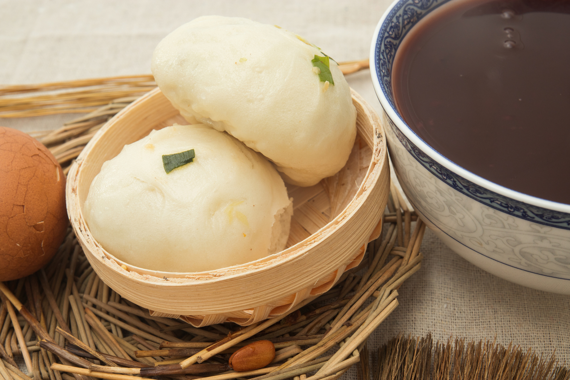 德园包子在湖南冬季食补中占据重要地位,其外皮薄而有嚼劲,内馅丰富