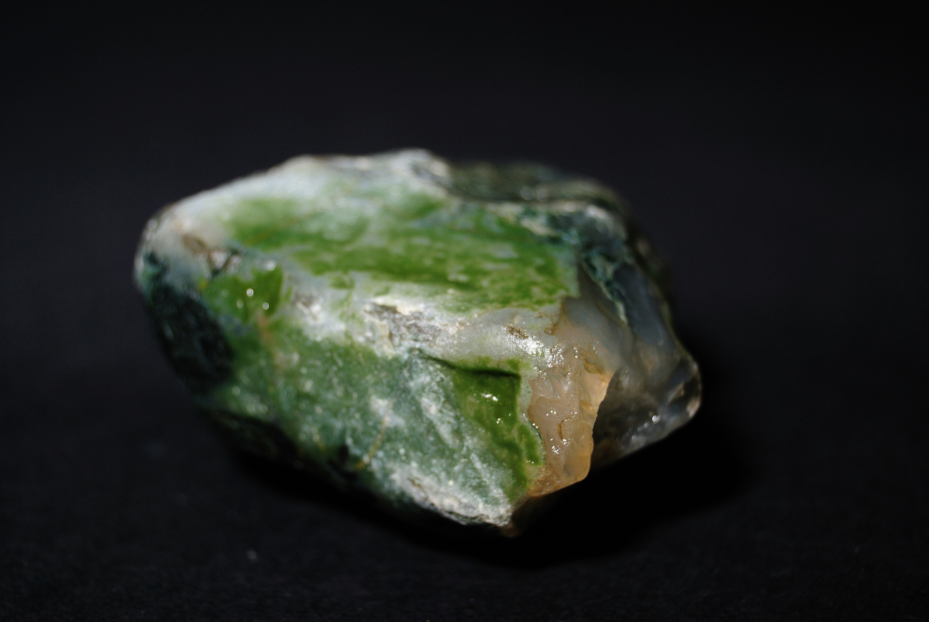 点我头像看直播# #和田玉# #陨石# 新疆玉石哈密翠是一种非常珍贵的